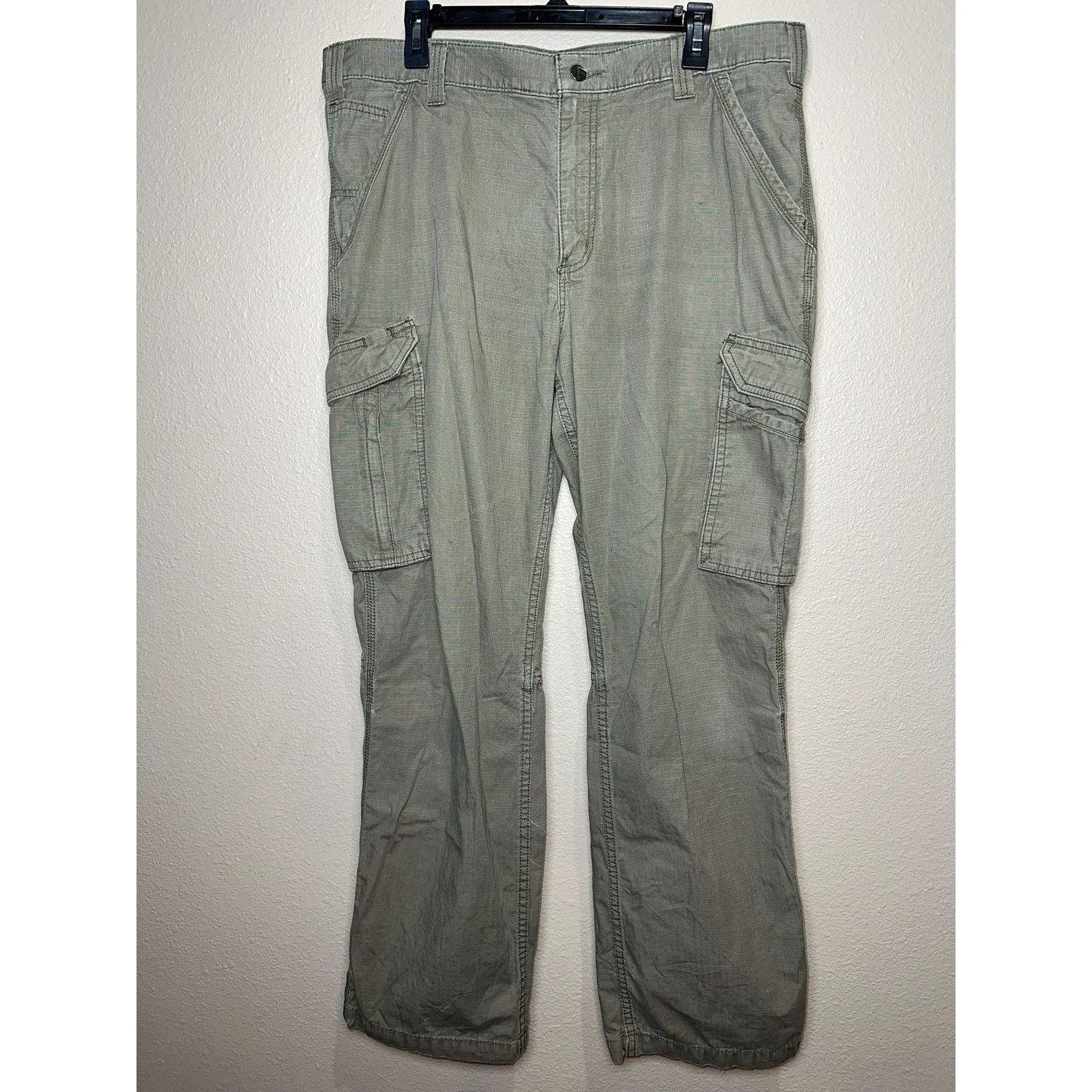 👖 Versatile Carhartt Cargo Pants - Cotton Blend Size 36x32