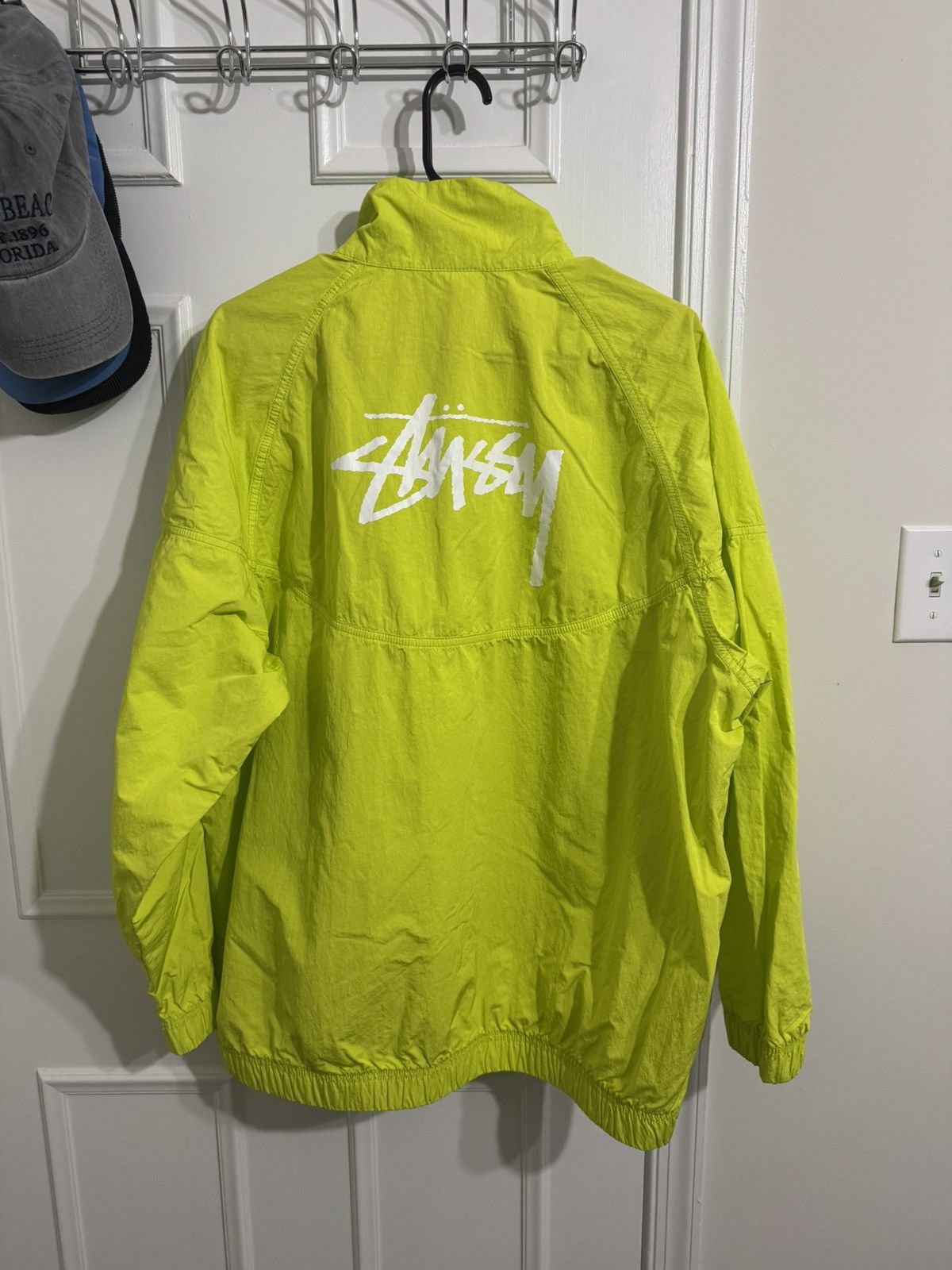 Nike L 蛍光イエロー ウィンドブレーカー Stussy Nike // X Stussy Neon Yellow Windrunner Jacket – VSP Consignment