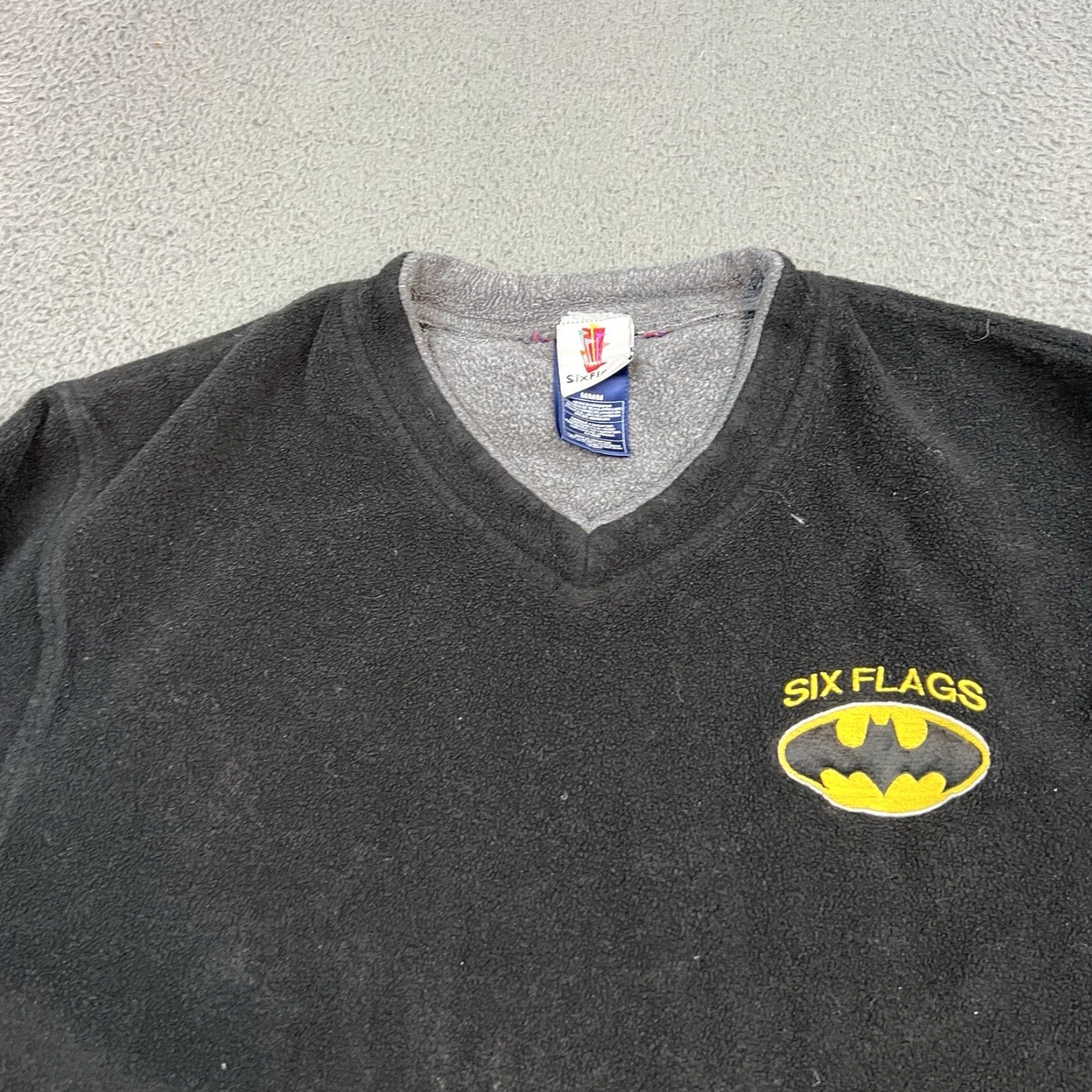 Vintage VINTAGE Batman Sweatshirt Mens Medium Black Six Flags Pullover V Neck Fleece Size US M / EU 48-50 / 2 - 2 Thumbnail