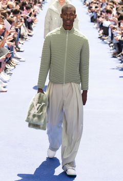 The Virgil Abloh™ Blade by Louis Vuitton costs 9,900€ and is