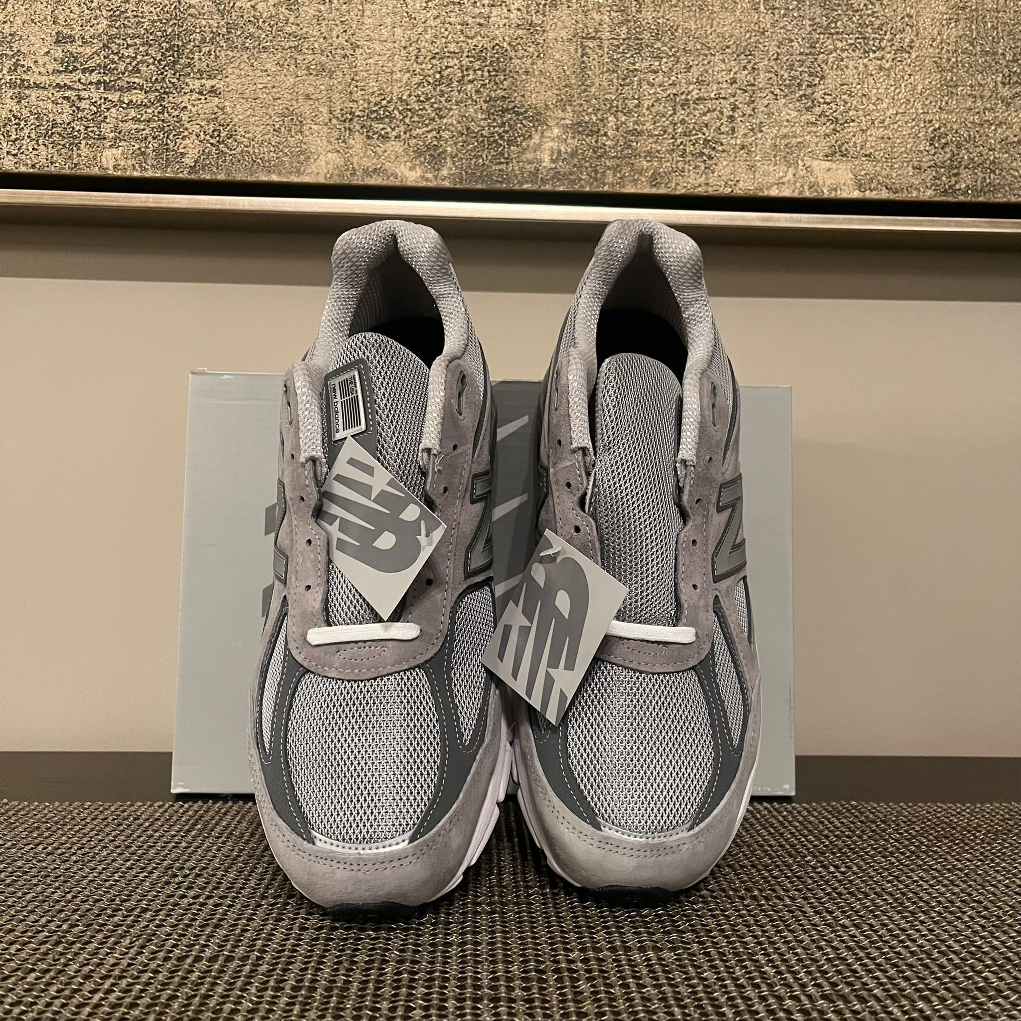 New Balance 990v4 in Grey Size US 12 / EU 45 - 18 Thumbnail