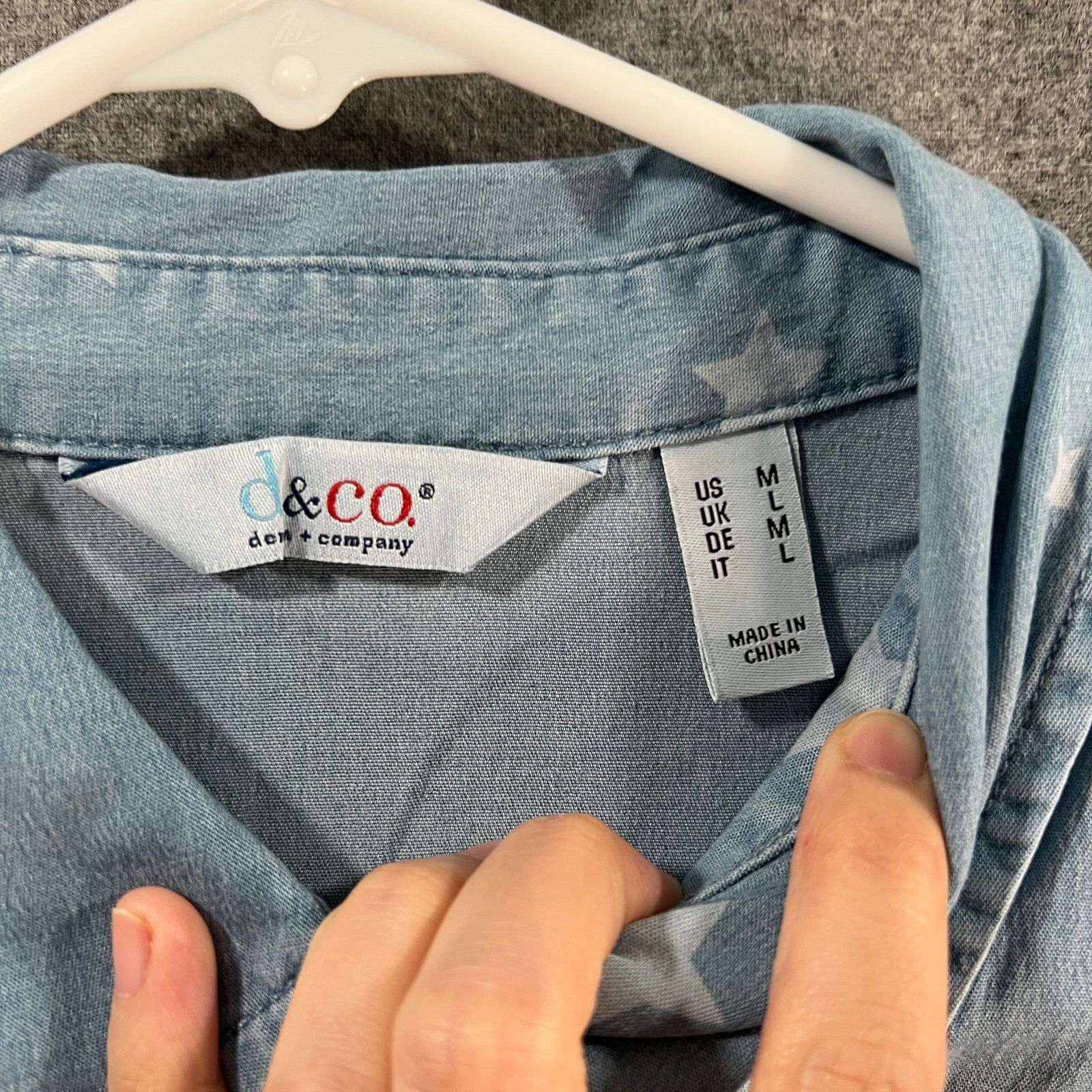 Denim & Co. Denim & Co. Stretch Lyocell Star Print Short-Sleeve Size M / US 6-8 / IT 42-44 - 3 Thumbnail