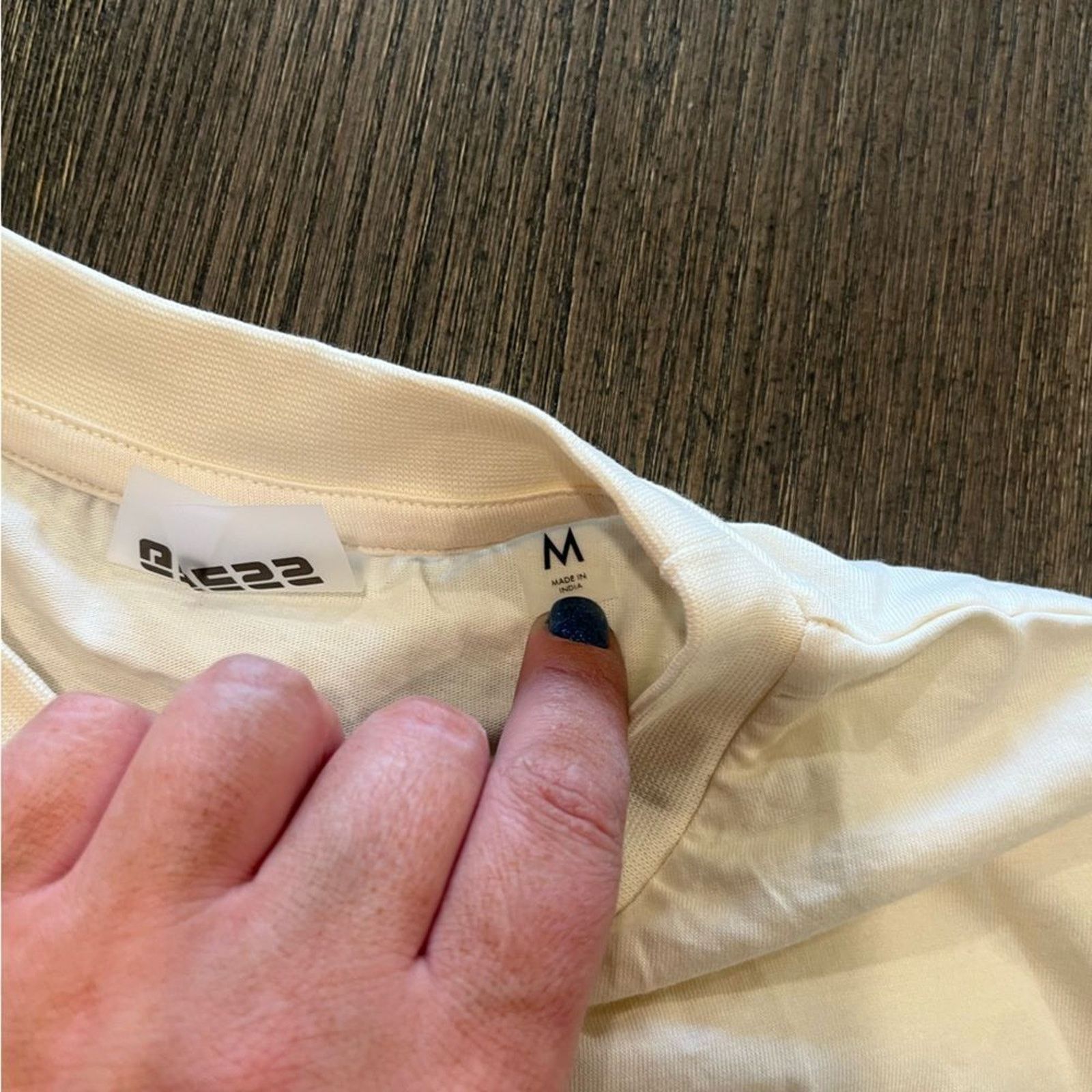 Guess NWOT Guess Light Beige Short Sleeve Crop Top Size M Size M / US 6-8 / IT 42-44 - 4 Thumbnail