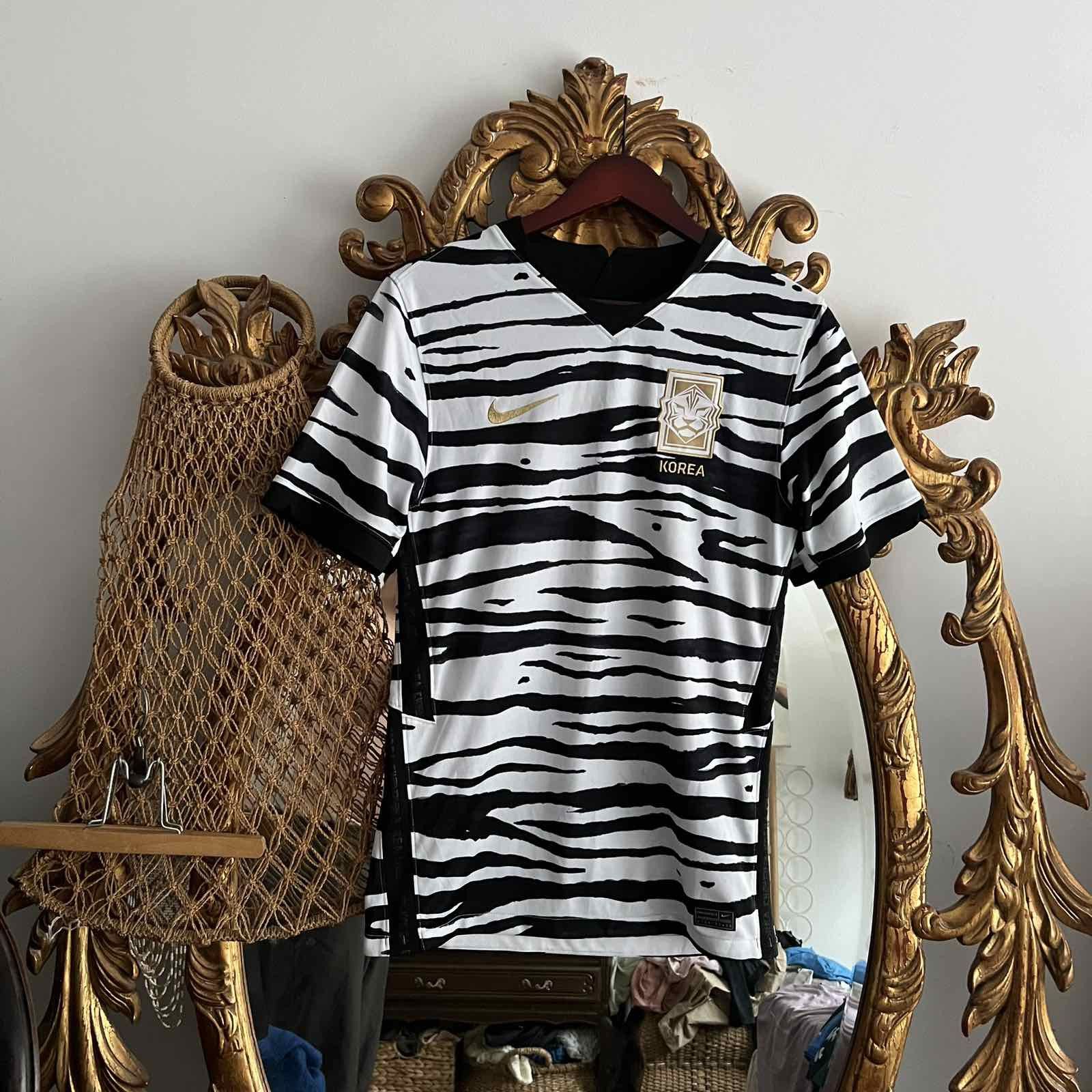 Nike Nike White Korea Zebra Striped Jersey Sz S Size US S / EU 44-46 / 1 - 1 Thumbnail