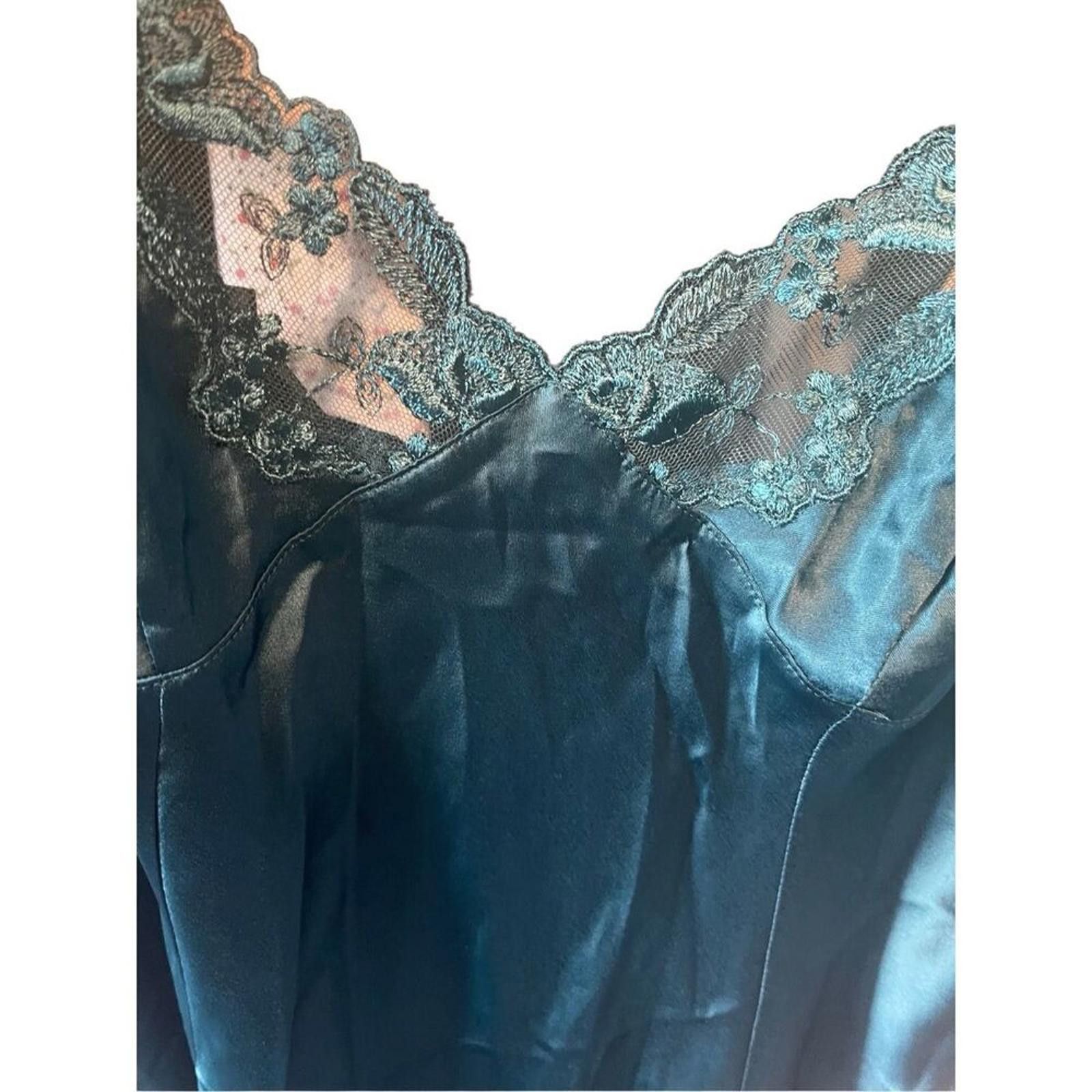 Designer Victoria's Secret robe and nightie set new with tags. Size ONE SIZE - 3 Thumbnail