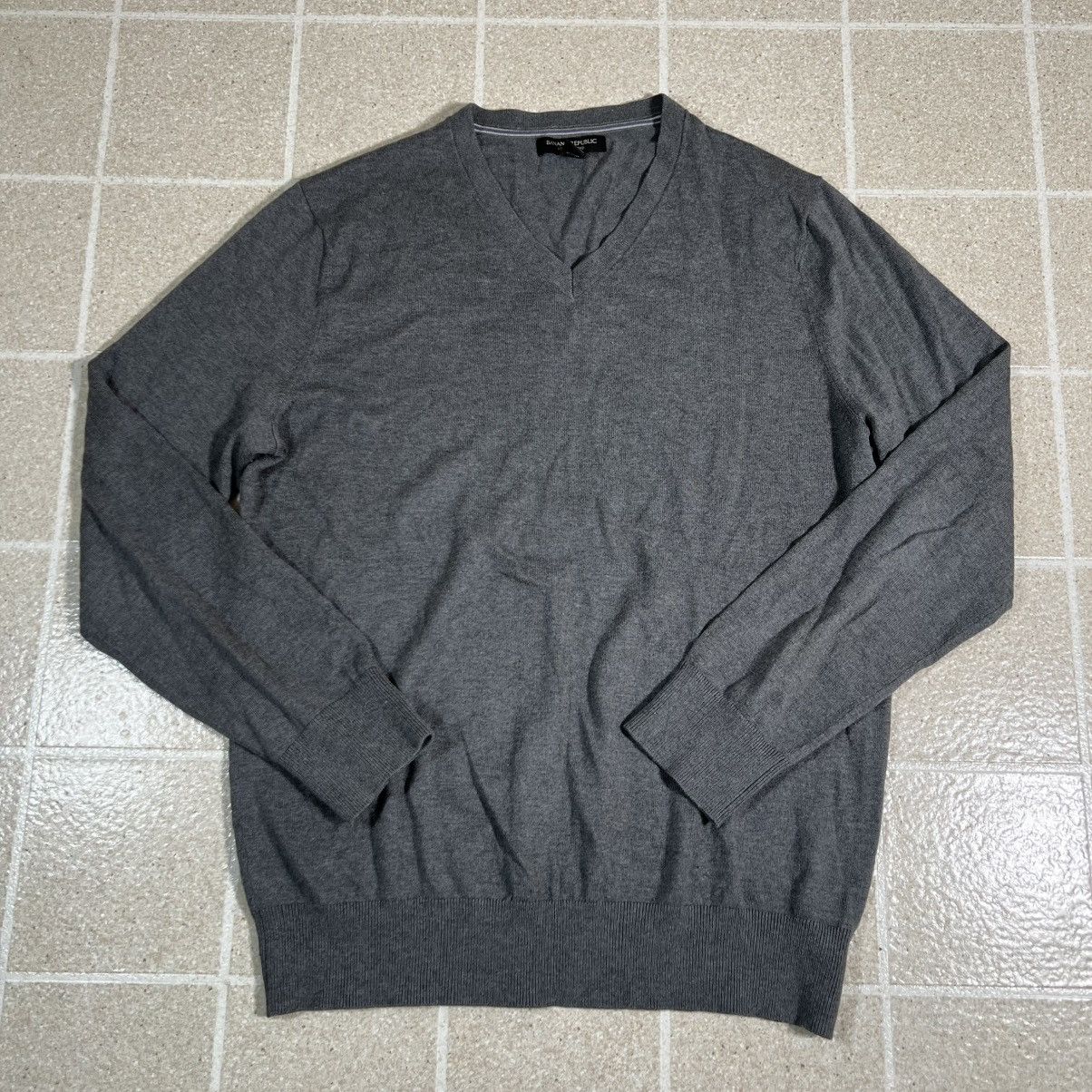 Banana Republic Banana Republic Luxury Blend Silk Cashmere V-Neck Sweater Size US M / EU 48-50 / 2 - 1 Thumbnail