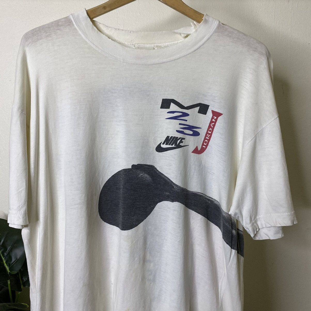 Jordan Brand × Nike × Vintage Vintage 1990s Nike Michael Jordan Distressed Tee Size US L / EU 52-54 / 3 - 8 Thumbnail