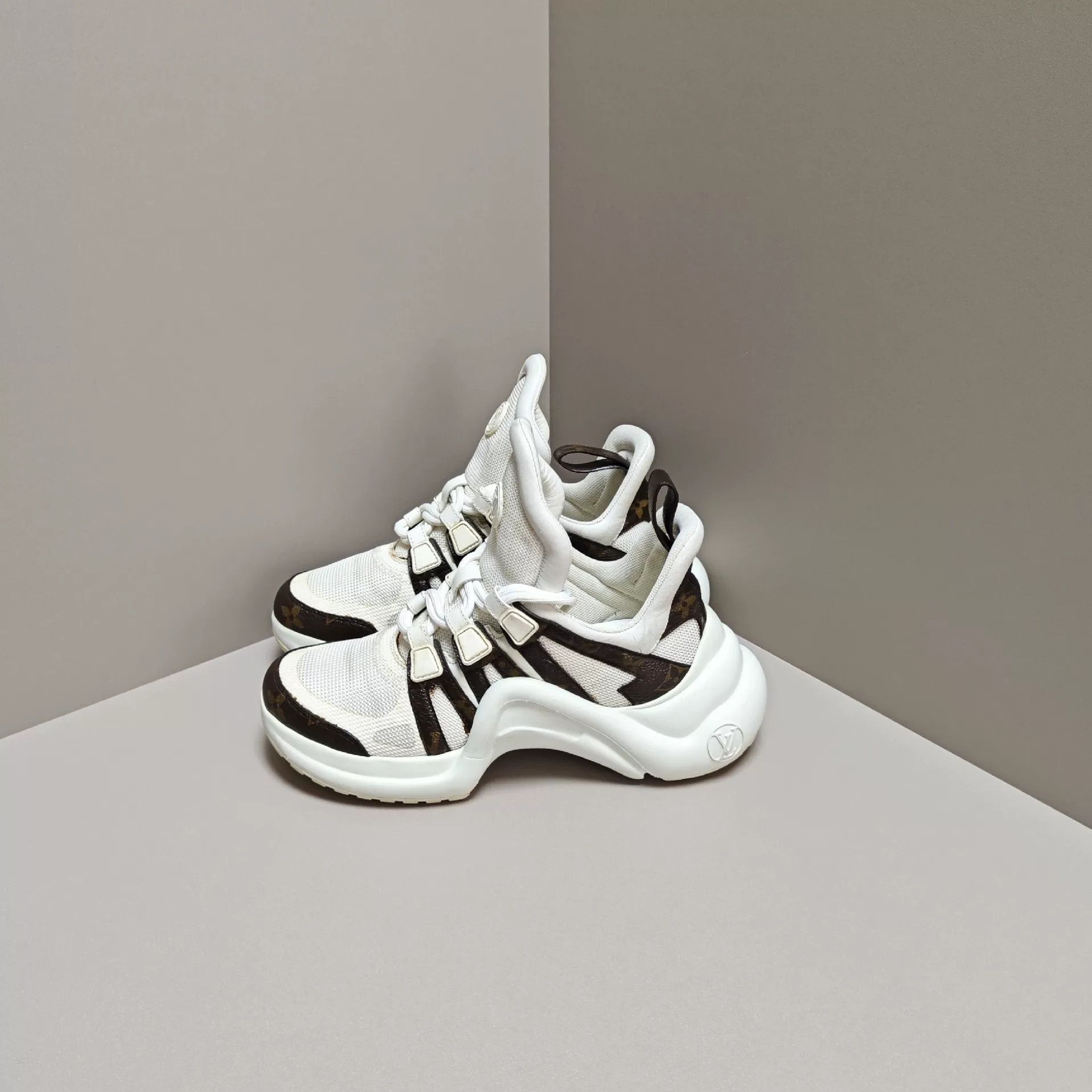 Louis Vuitton Louis Vuitton Casual Lowtop Sneakers us_5 Women Size US 5 / IT 35 - 1 Thumbnail