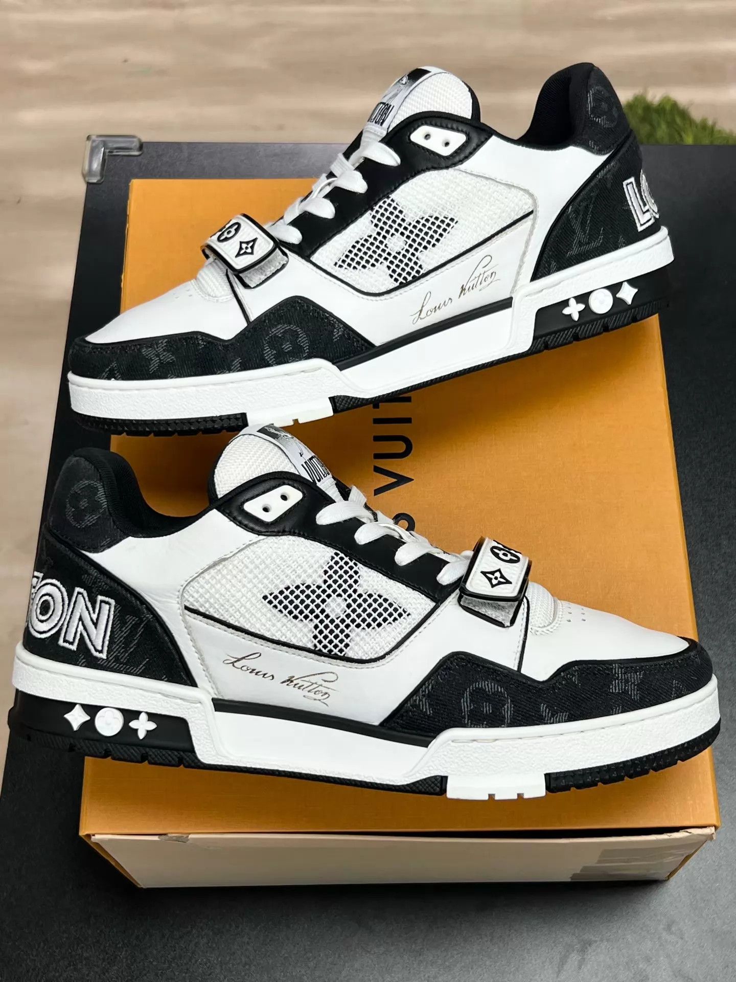 Louis Vuitton LV TRAINER Black & White Velcro UK8.5/42.5 OG Box Near Mint Size US 9.5 / EU 42-43 - 5 Thumbnail