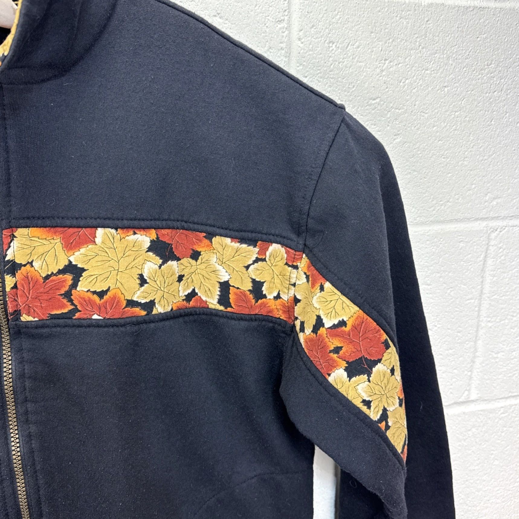 Vintage VINTAGE CityScape Sweater Sweatshirt Full Zip Knit Long Sleeve Unisex Adults M Black Fall 90s Maple Leaf Zip Pockets Logo Size US M / EU 48-50 / 2 - 7 Thumbnail