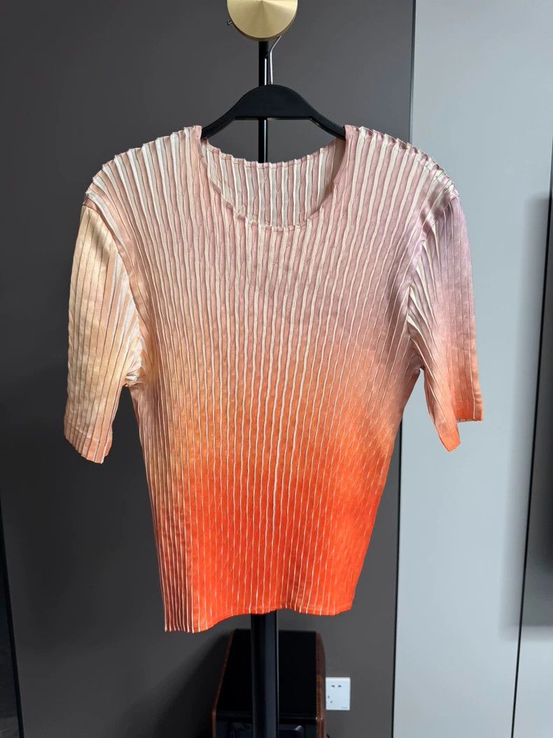 Issey Miyake Issey Miyake size:2 Orange-colored large fish-scale round- Size S / US 4 / IT 40 - 1 Thumbnail