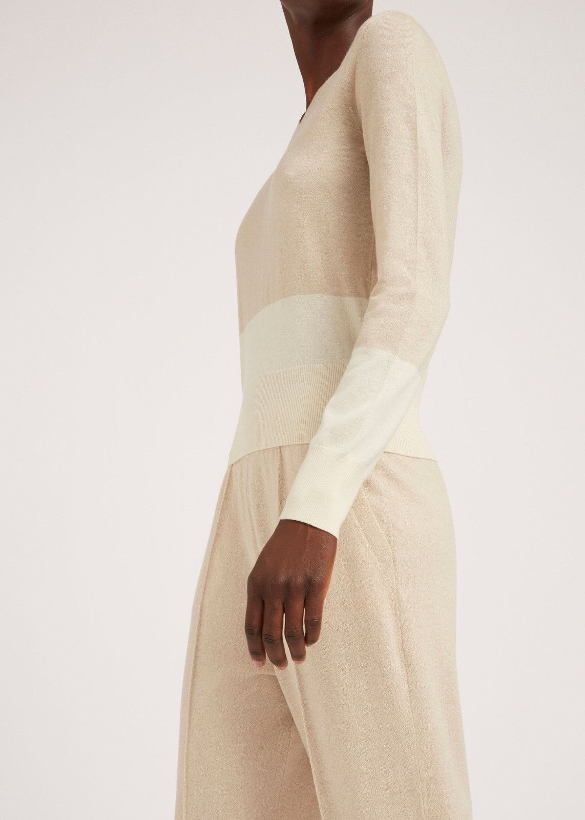Loro Piana o1srvl11e0125 Grassmoor V-Neck Sweater in Beige & Ivory Size L / US 10 / IT 46 - 2 Thumbnail
