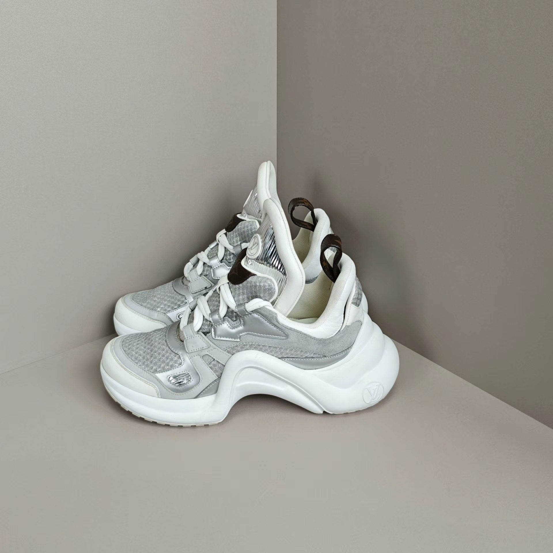 Louis Vuitton Louis Vuitton White Lowtop Sneakers us_6 Women Size US 6 / IT 36 - 1 Thumbnail