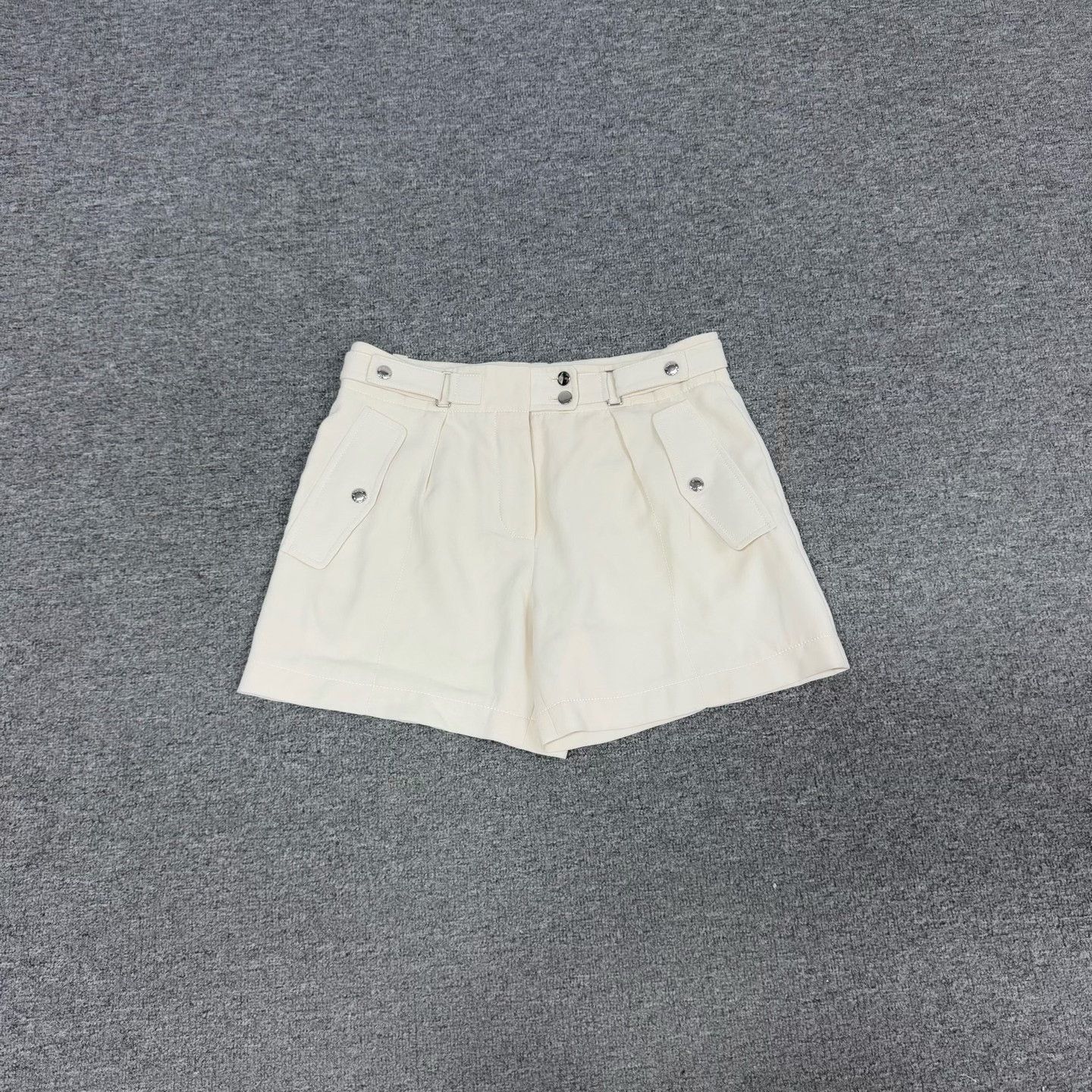 Louis Vuitton Louis Vuitton Beige Silver Buckle Suit Shorts Size US 27 - 1 Thumbnail