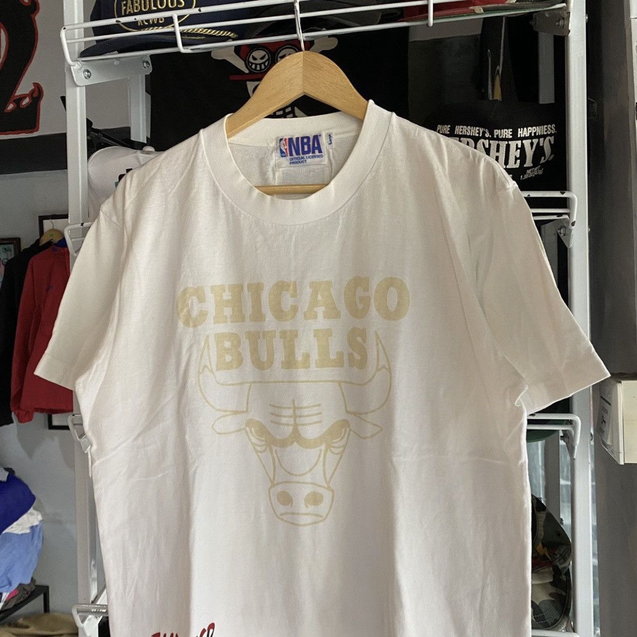 NBA Vintage 90s Chicago Bulls NBA T-Shirt - Gold Foil Bull Logo Size US L / EU 52-54 / 3 - 3 Thumbnail