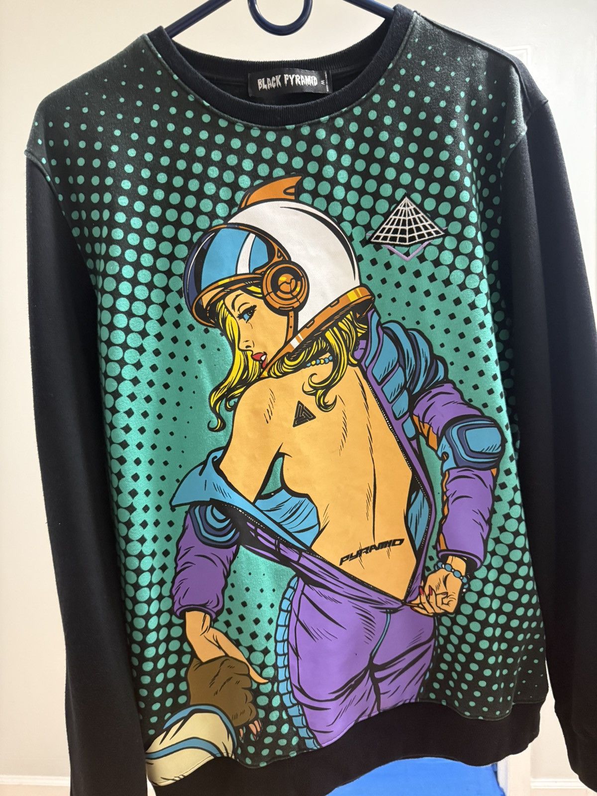 Black Pyramid Black Pyramid Astronaut Girl Pop Art Sweatshirt – Size M Size US M / EU 48-50 / 2 - 3 Thumbnail