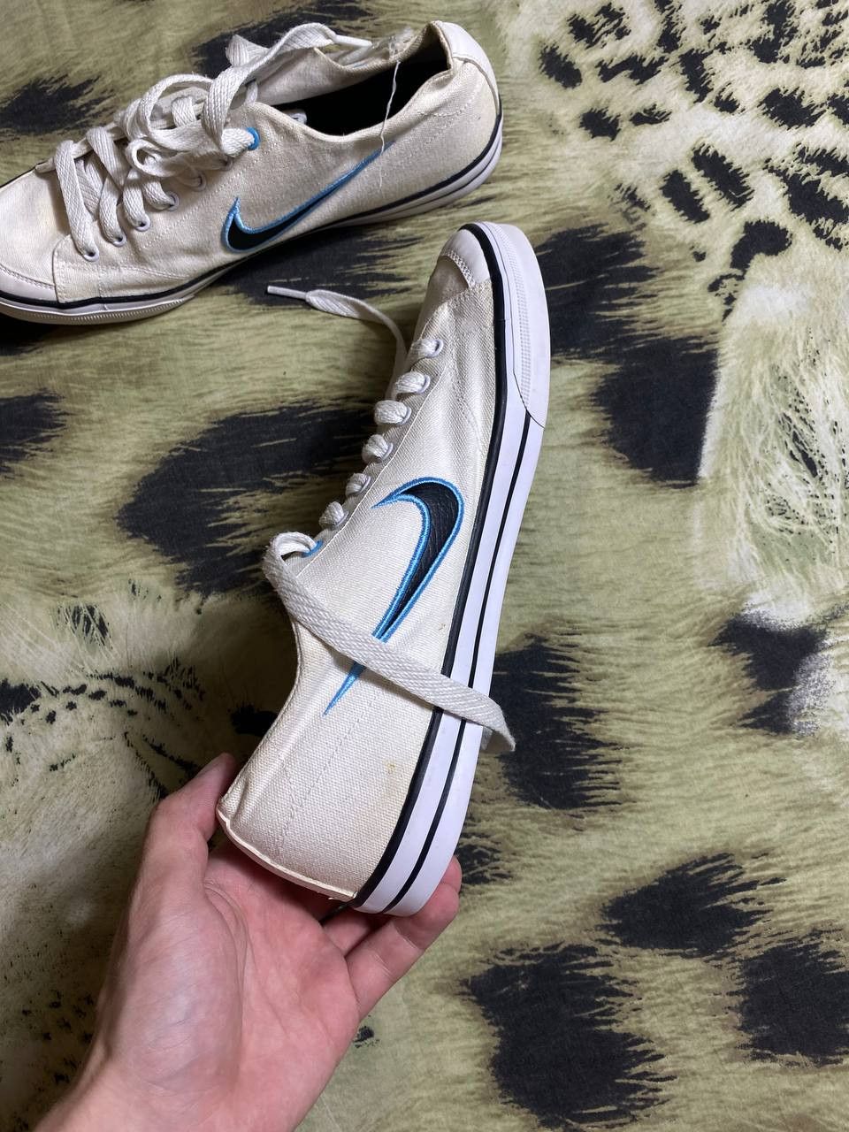 Nike Nike 9 US Men Sneakers Athletic Shoes White / Blue Capri Size US 9 / EU 42 - 12 Thumbnail