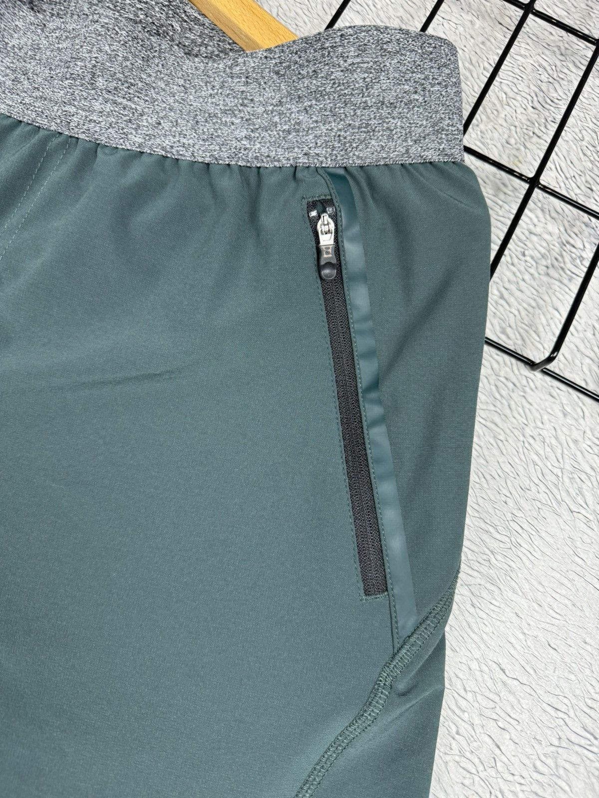 Lululemon Lululemon Nylon activewear khaki shorts M-L size Size US 33 - 4 Thumbnail