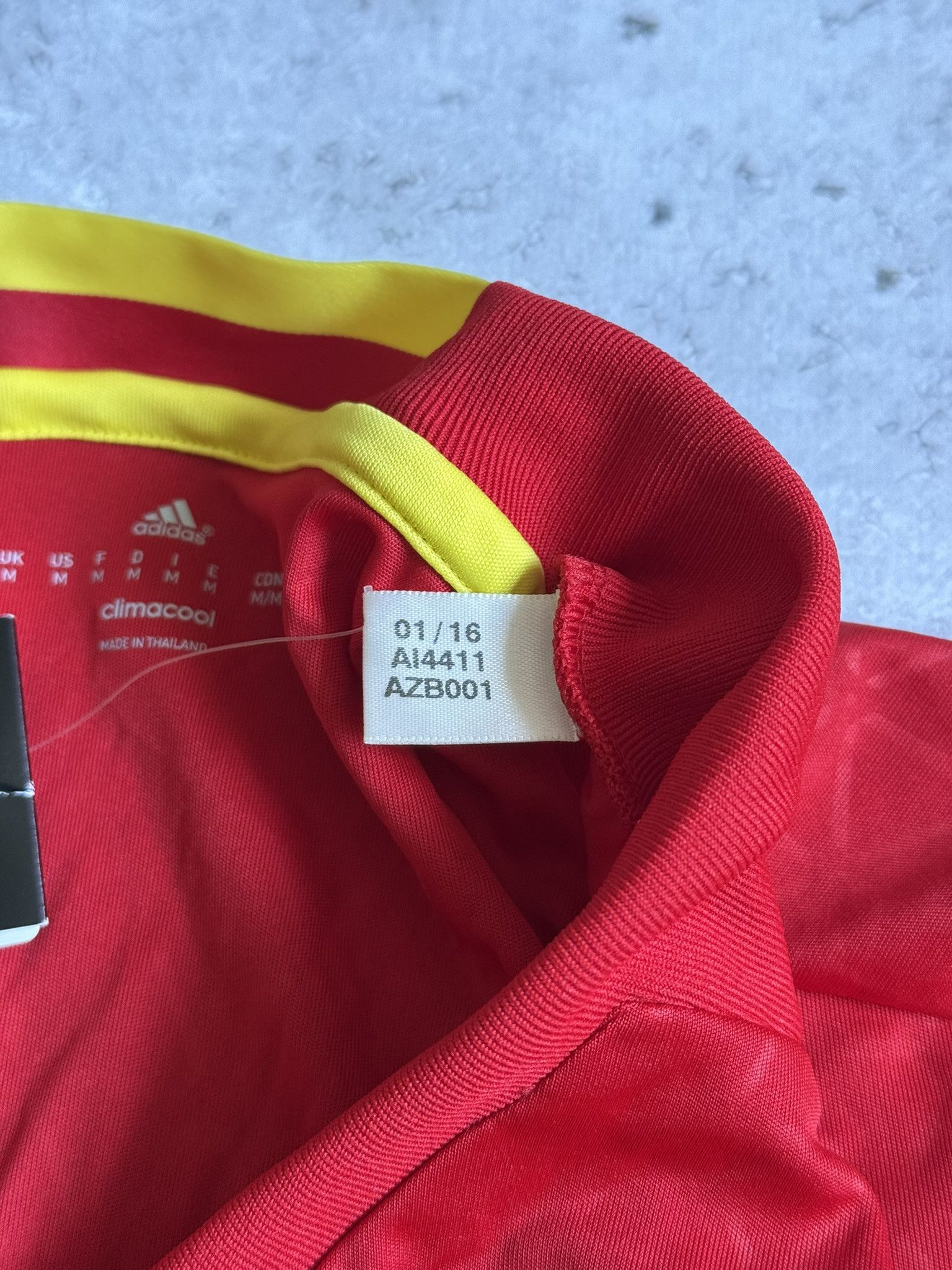 Adidas SPAIN 2016 2017 FOOTBALL SHIRT JERSEY ADIDAS MEN RED SIZE M Size US M / EU 48-50 / 2 - 5 Thumbnail