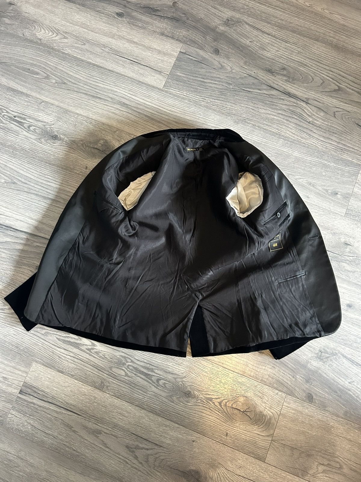 Balmain Balmain x H&M Velvet Blazer with Satin Lapel, Size 46 Size US S / EU 44-46 / 1 - 15 Thumbnail