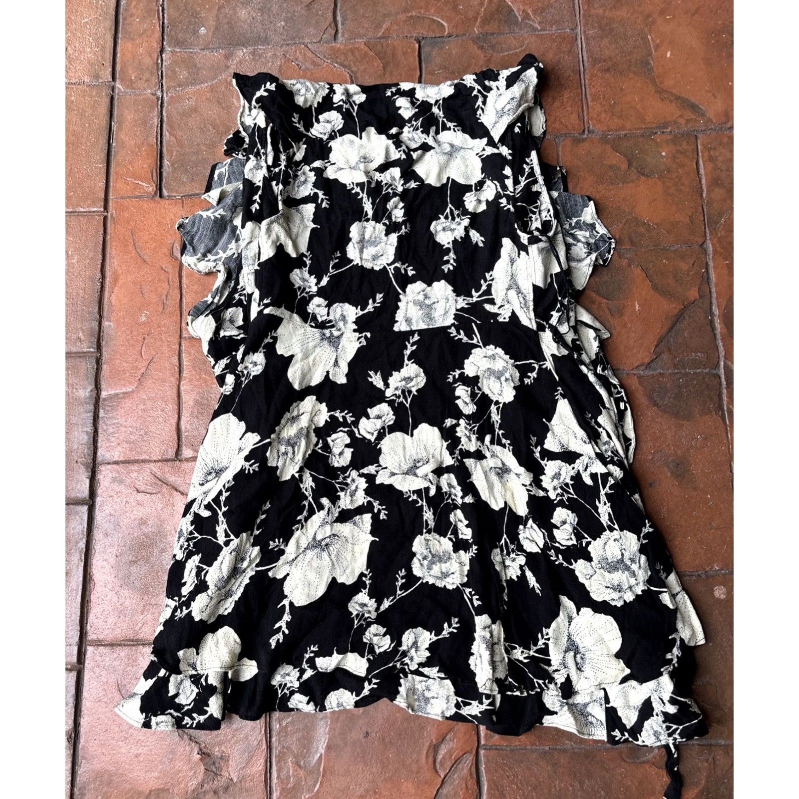 Free People Free People French Quarter Floral Mini Wrap Dress Women's Large Black White Floral 90s N/A Satin Viscose Short Sleeve A-Line Wrap Dress Womens Size L / US 10 / IT 46 - 3 Thumbnail