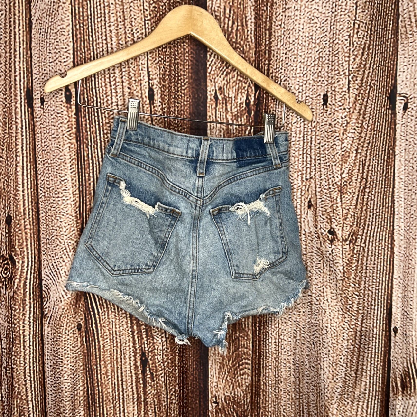 Abercrombie & Fitch Abercrombie & Fitch Shorts Womens 0/25 High Rise Mom Short Distressed Denim Size 25" / US 0 / IT 36 - 3 Thumbnail