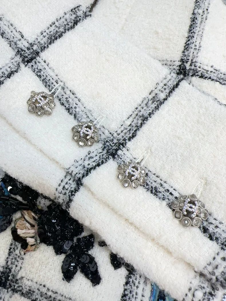 Chanel Chanel 22K white plaid diamond buckle embroidered dress Size XS / US 0-2 / IT 36-38 - 3 Thumbnail