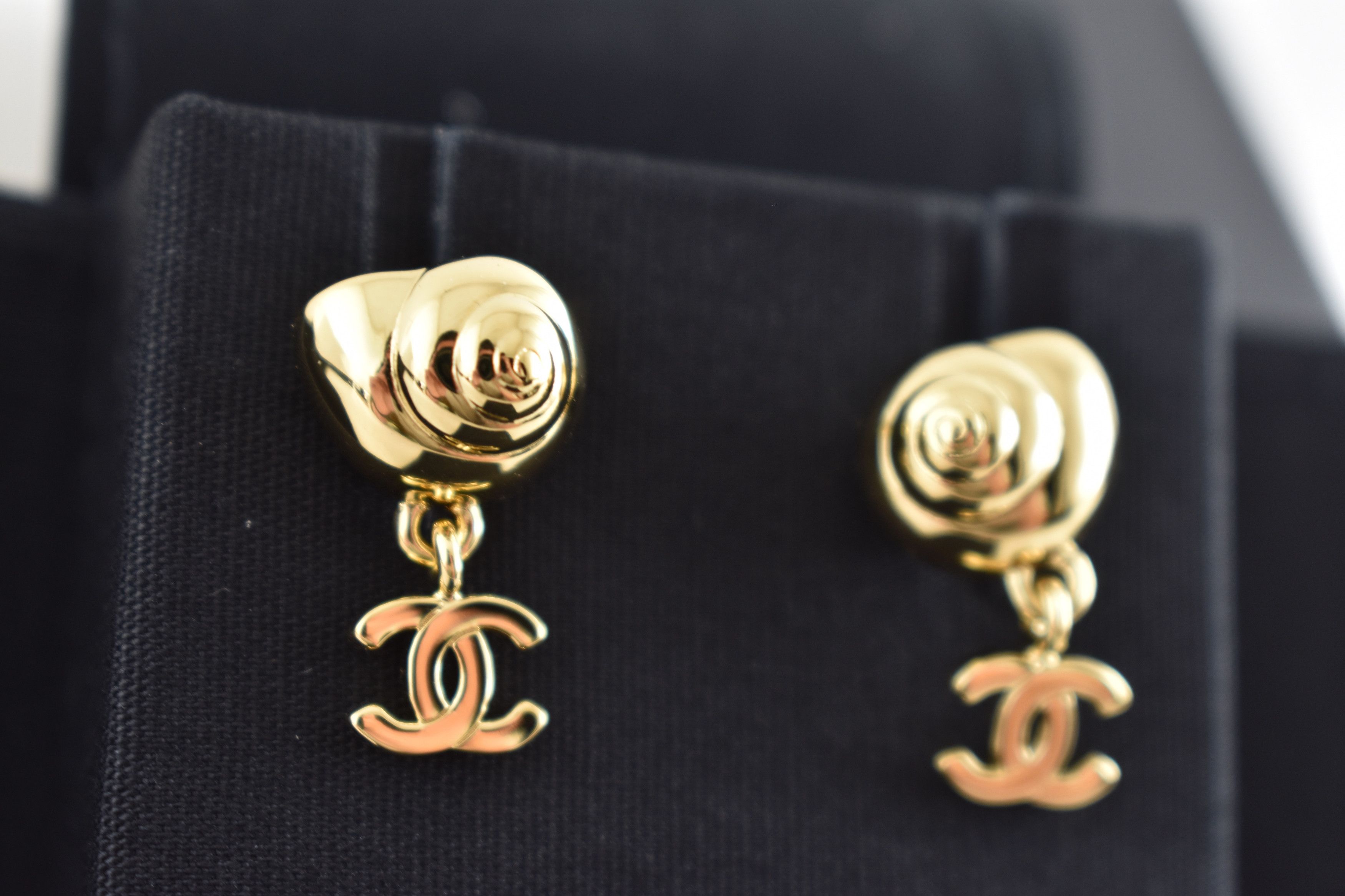 Chanel 26M Coco Beach Shell Seashell CC Logo Dangle Stud Earrings Size ONE SIZE - 14 Thumbnail