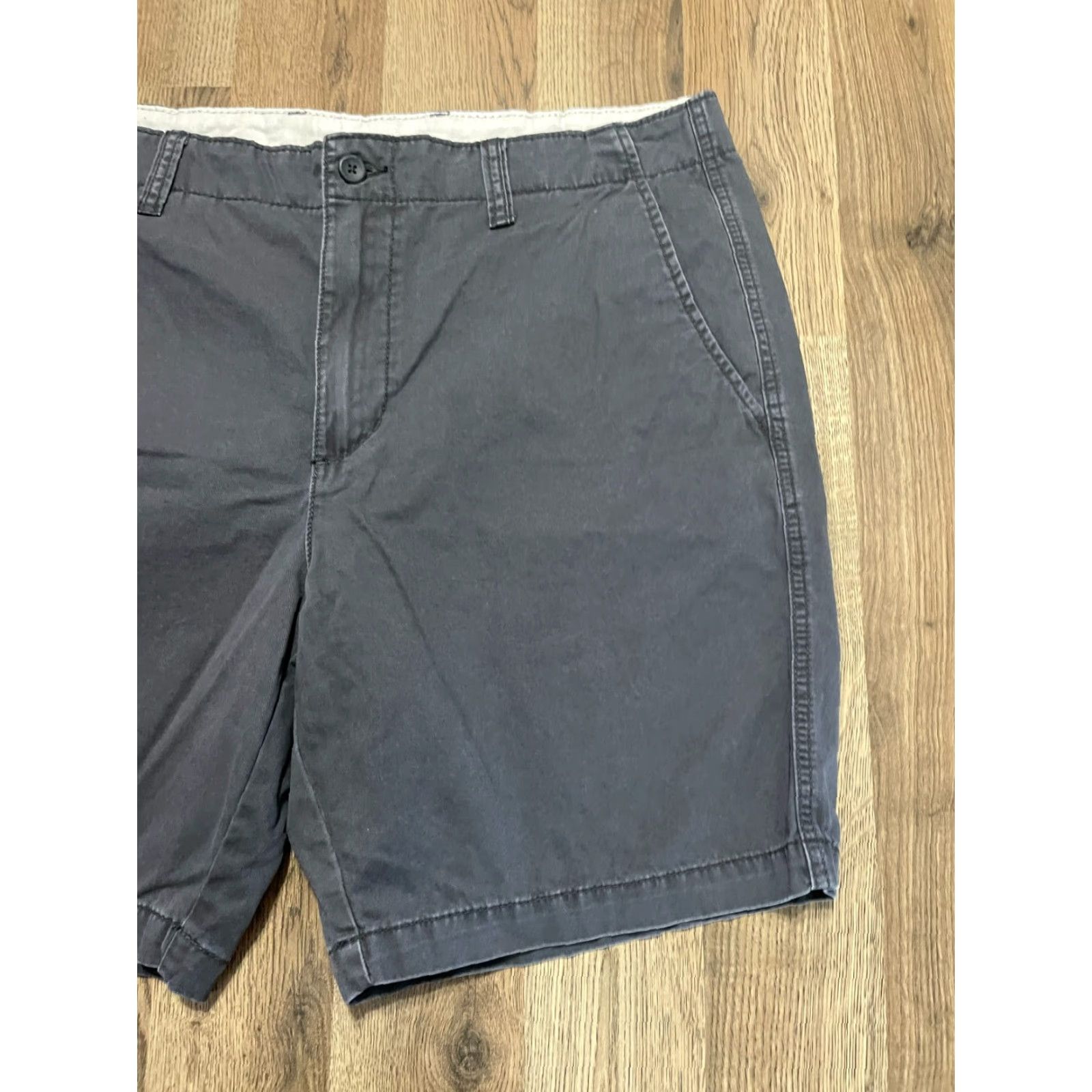 Old Navy Old Navy Shorts Men 38 Gray Casual Regular Chino Inseam 8.5in Vintage No Size US 32 / EU 48 - 4 Thumbnail
