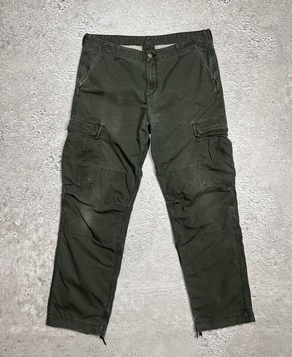 Carhartt distressed green cargo pants 38x34 rugged workwear