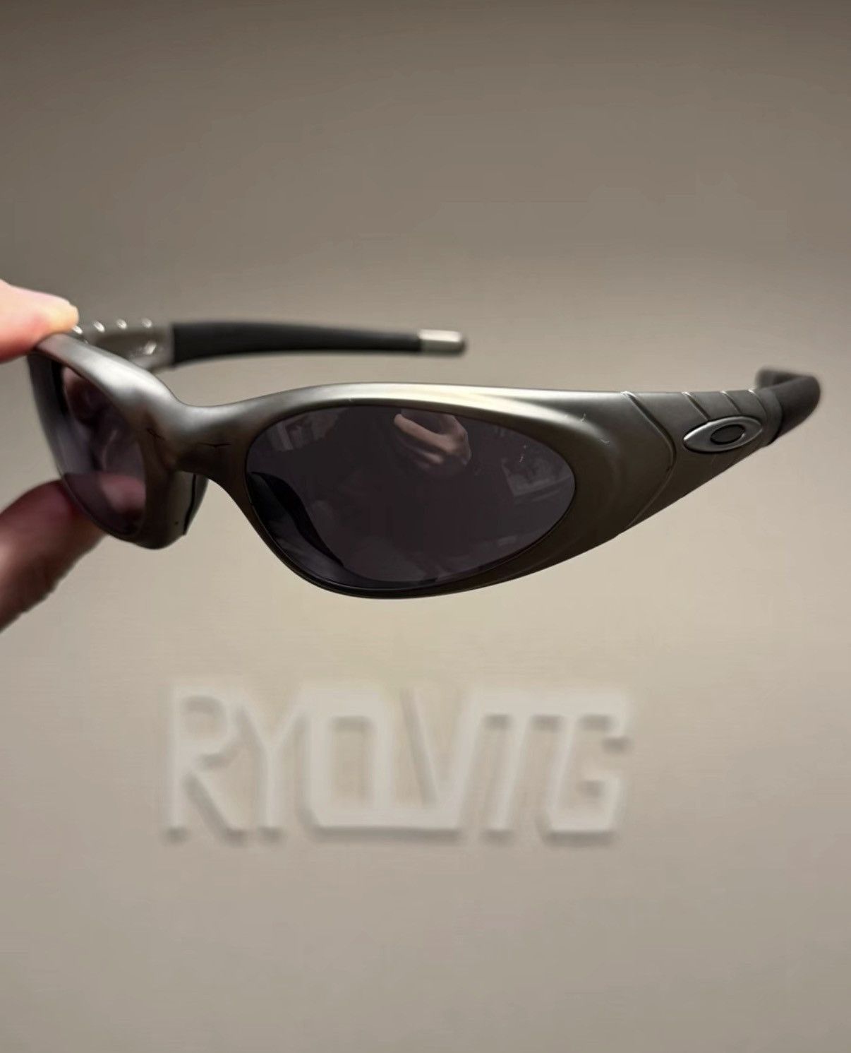 Oakley Silver Sporty Sunglasses with Dark Lenses Size ONE SIZE - 2 Thumbnail