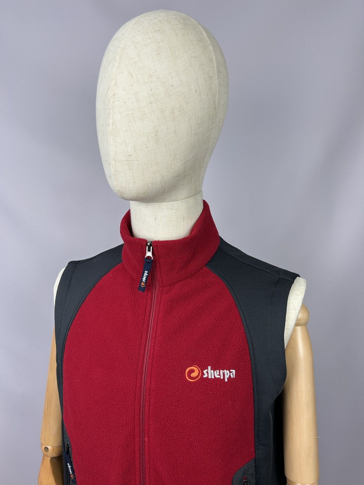 Other Sherpa Hiunchuli Fleece Grey Red Gilet Vest Size M Size US M / EU 48-50 / 2 - 3 Thumbnail