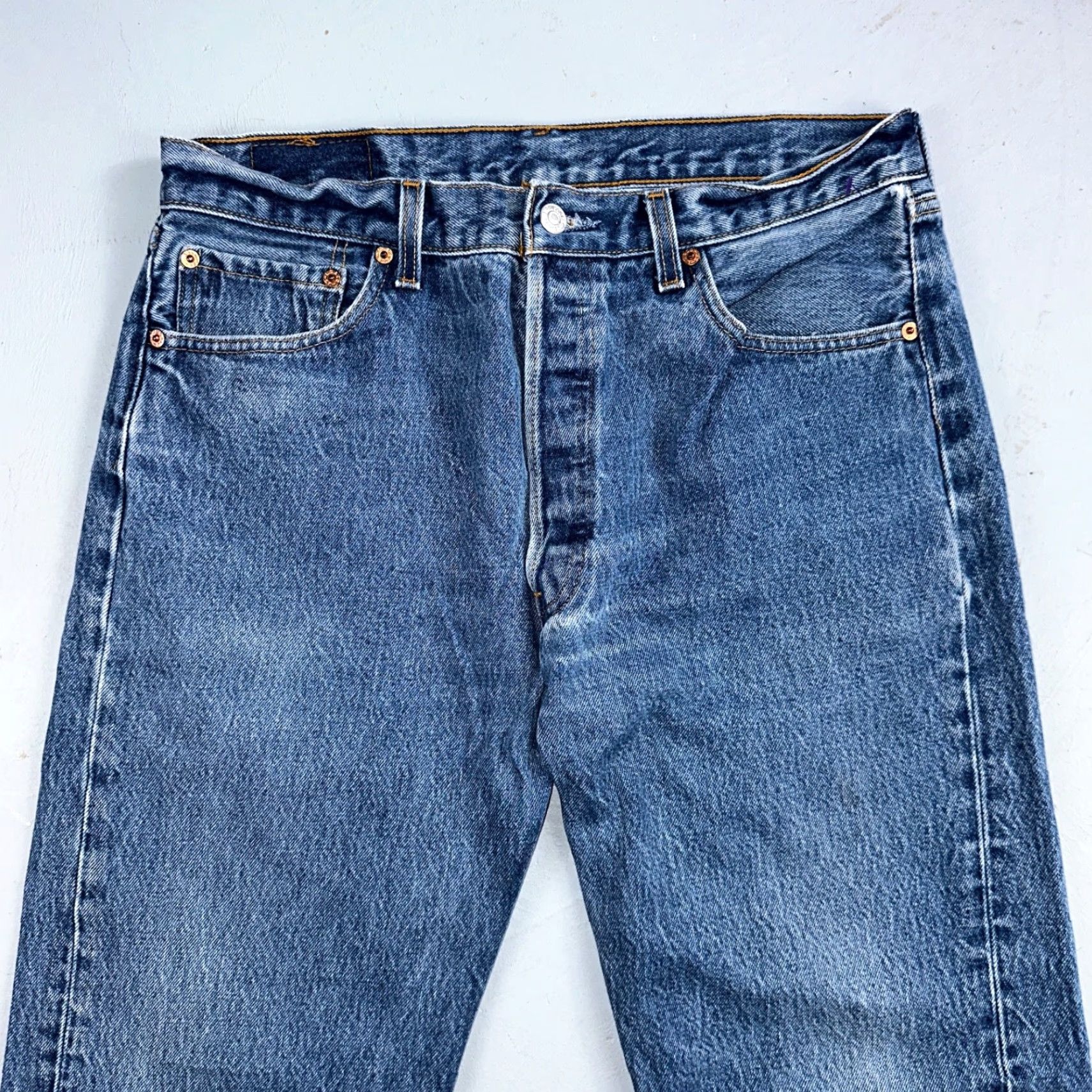 Levi's VINTAGE Levi's 501 Jeans Men Medium Blue 90s USA Straight Fit Denim 34in Inseam Size US 35 - 2 Thumbnail