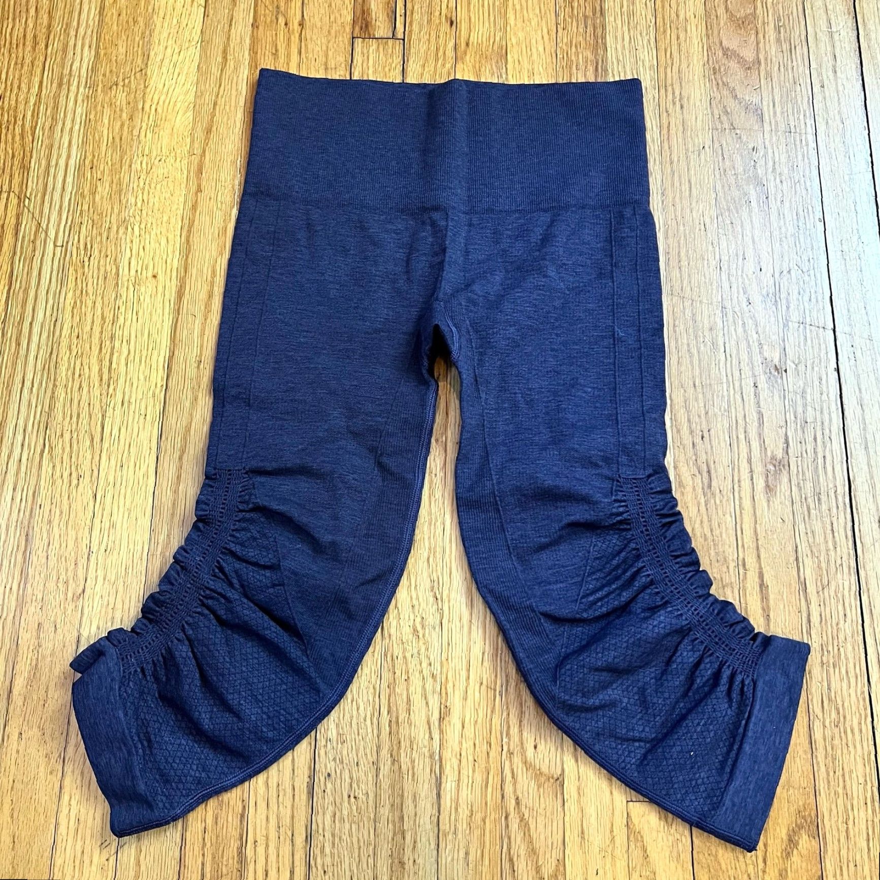 Lululemon Lululemon Legging Womens 2 Flow Crop Capri Ruched Sides No Size Tag Purple Regular Size 2 Womens Leggings Capri 90s? Size 26" / US 2 / IT 38 - 2 Thumbnail