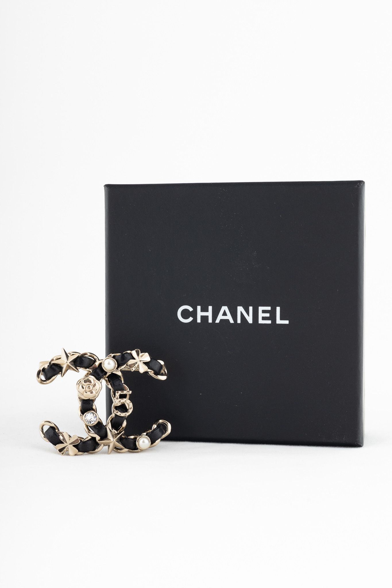 Chanel Chanel Black Leather Embellished CC-Logo Brooch Size ONE SIZE - 6 Thumbnail