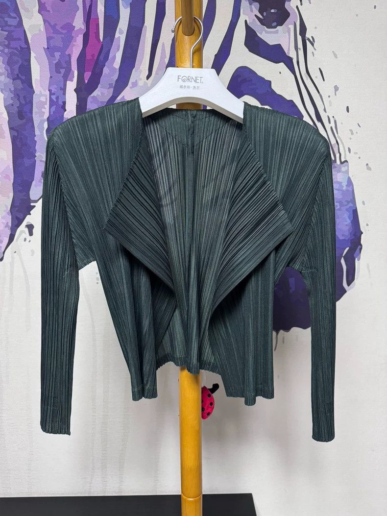 Issey Miyake Issey Miyake size:3 Dark green pleated cardigan Size S / US 4 / IT 40 - 1 Thumbnail