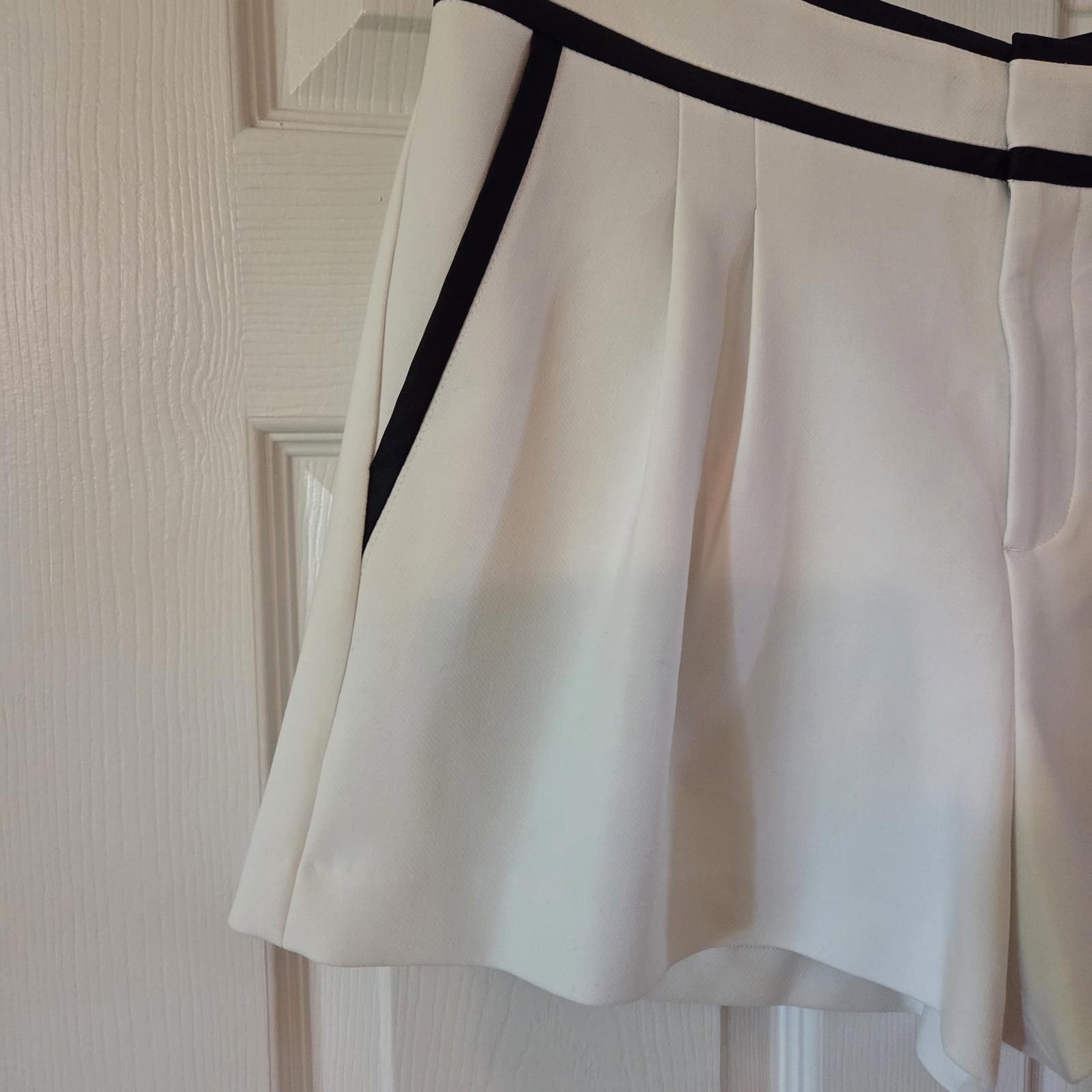 Designer Alice and Olivia Esta Pleated Shorts - Size 14 Size 36" / US 14 / IT 50 - 5 Thumbnail