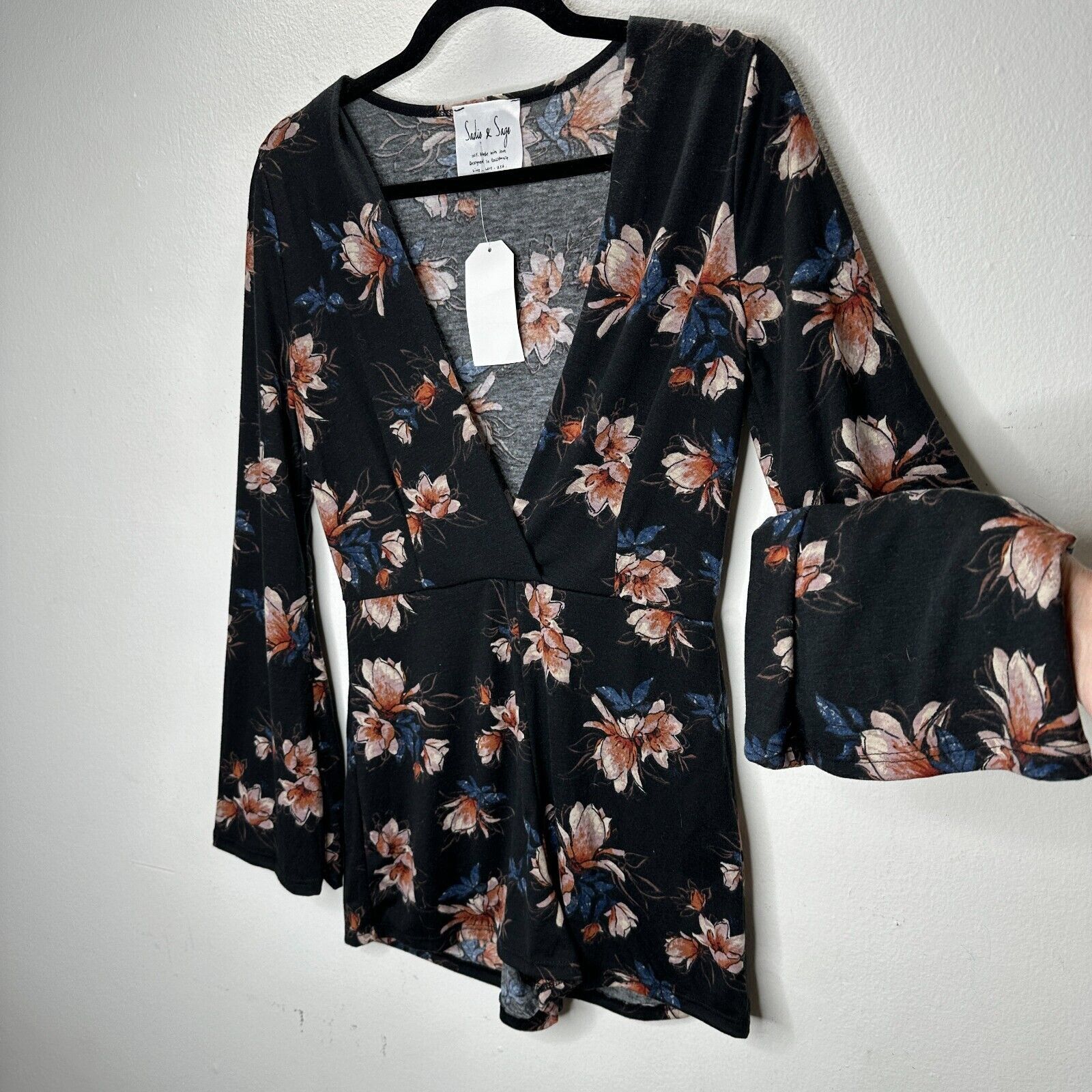 Other NWT Sadie & Sage Black Floral Long Sleeve Deep-V Romper S Size 26" / US 2 / IT 38 - 4 Thumbnail