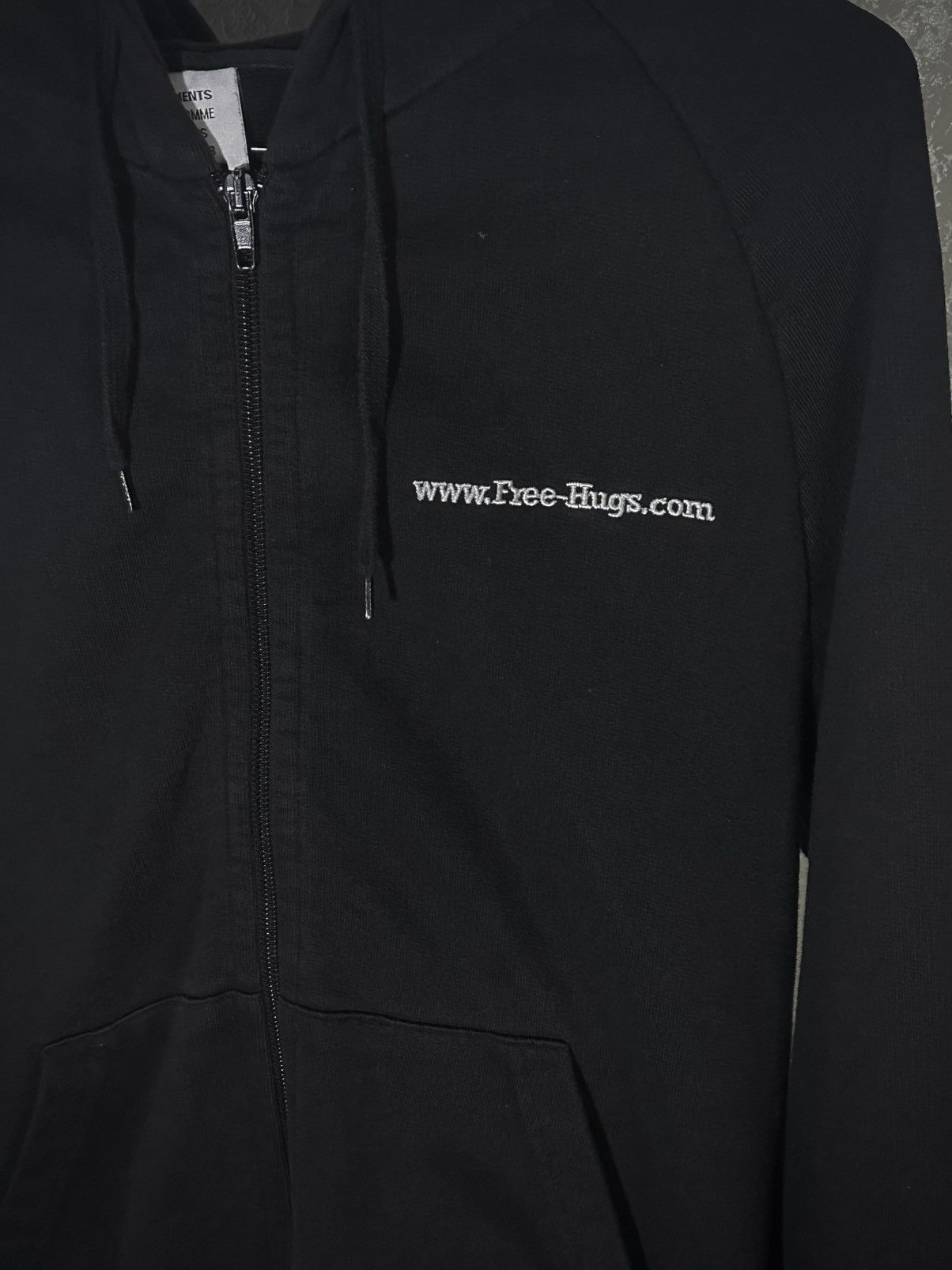 トップス vetements freehugs hoodie Vetements Black 'free-hugs.com' Normal Fitted Zip Hoodie