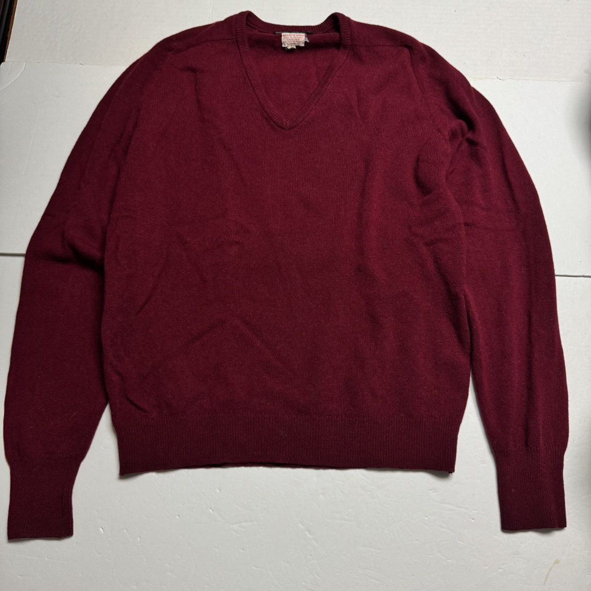 Saks Fifth Avenue Vintage Saks Fifth Avenue Virgin Wool V-Neck Sweater Size US L / EU 52-54 / 3 - 1 Thumbnail