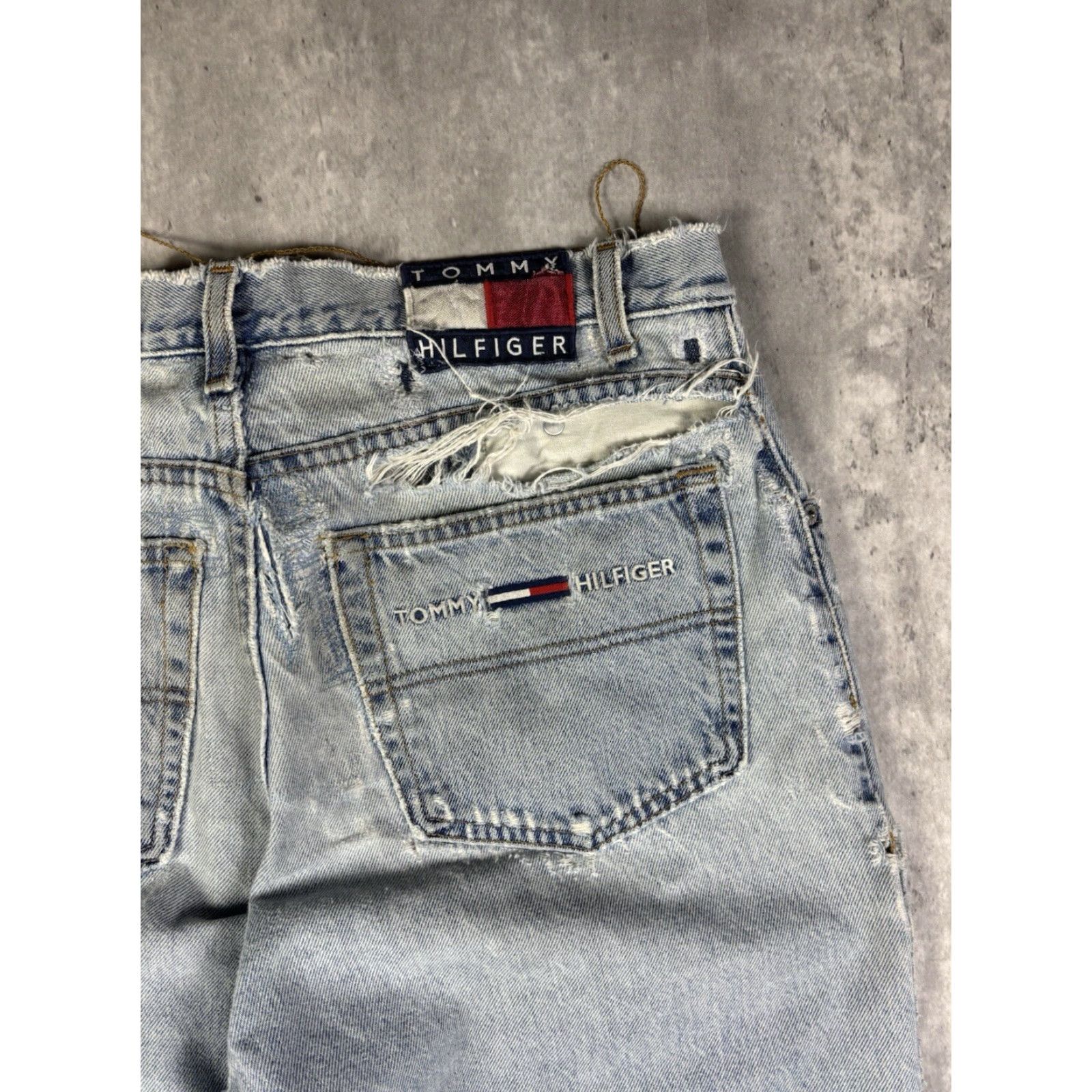 Tommy Hilfiger Vintage Tommy Hilfiger Jeans Distressed Baggy Fit Light Wash 32x32 Men Jeans blue 90s Relaxed Denim Cotton Logo Zipper Button 32in inseam Mens Size US 32 / EU 48 - 3 Thumbnail