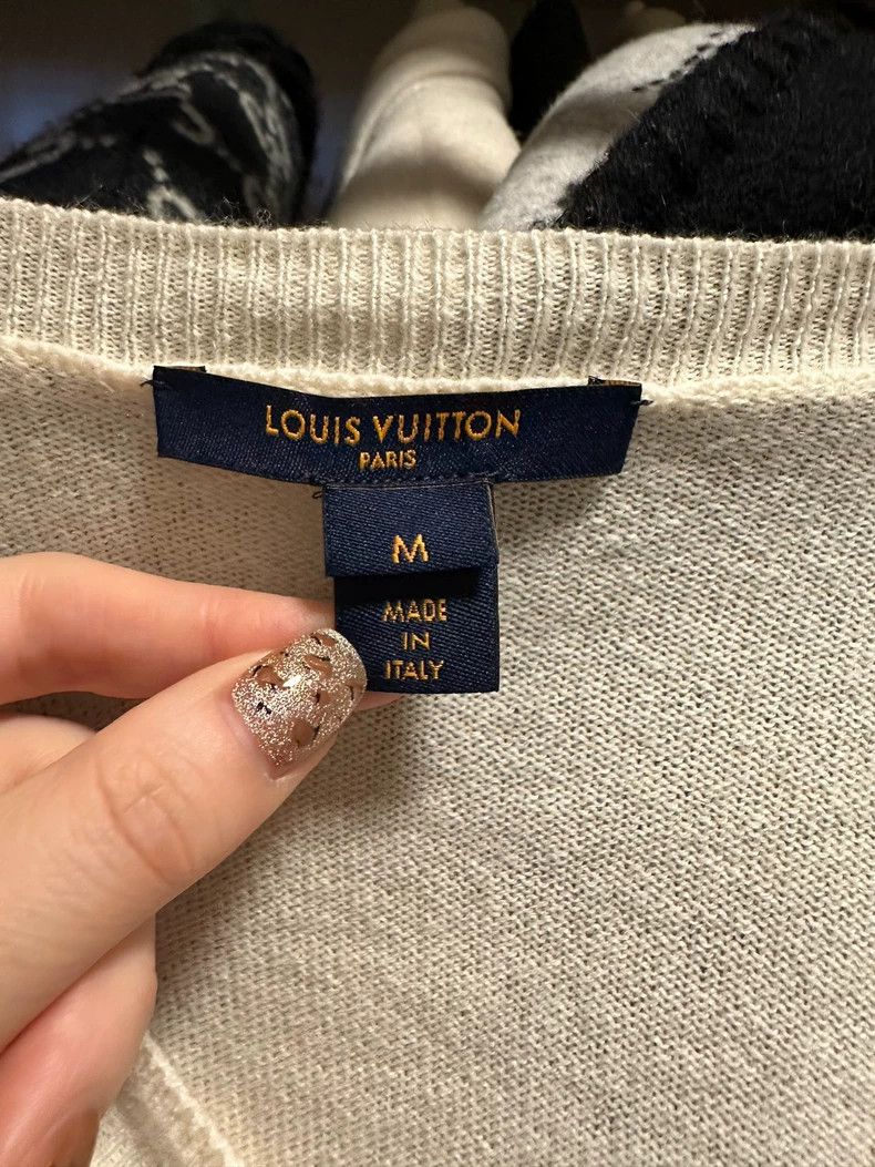Louis Vuitton Louis Vuitton Cashmere Thin V-Neck Pullover long sleeves 25 Size US M / EU 48-50 / 2 - 2 Thumbnail