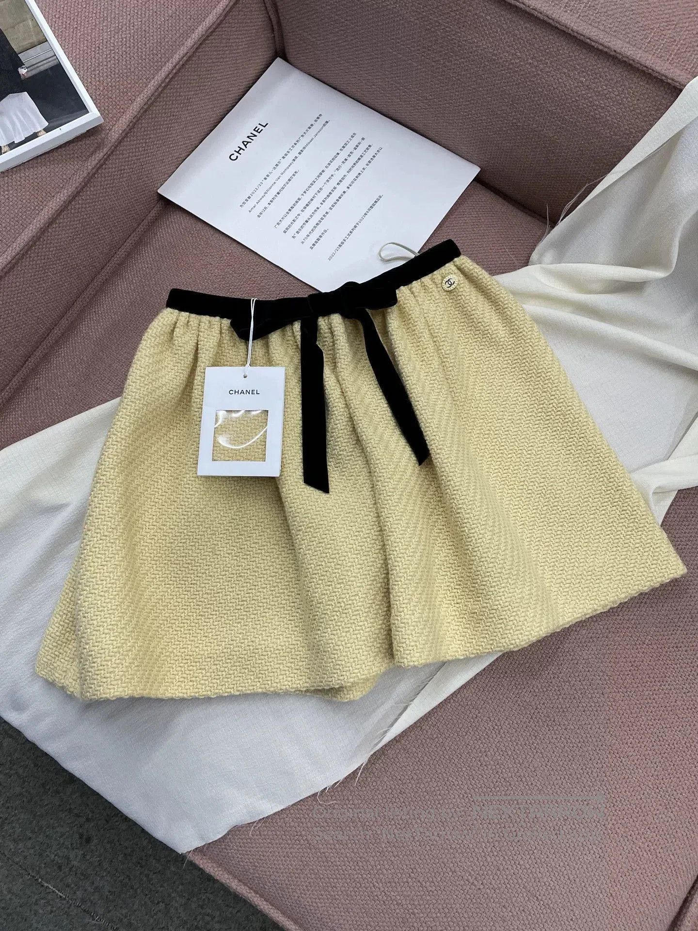Chanel Chanel Yellow Bow Mini Skirt. Size US 34 / EU 50 - 1 Thumbnail