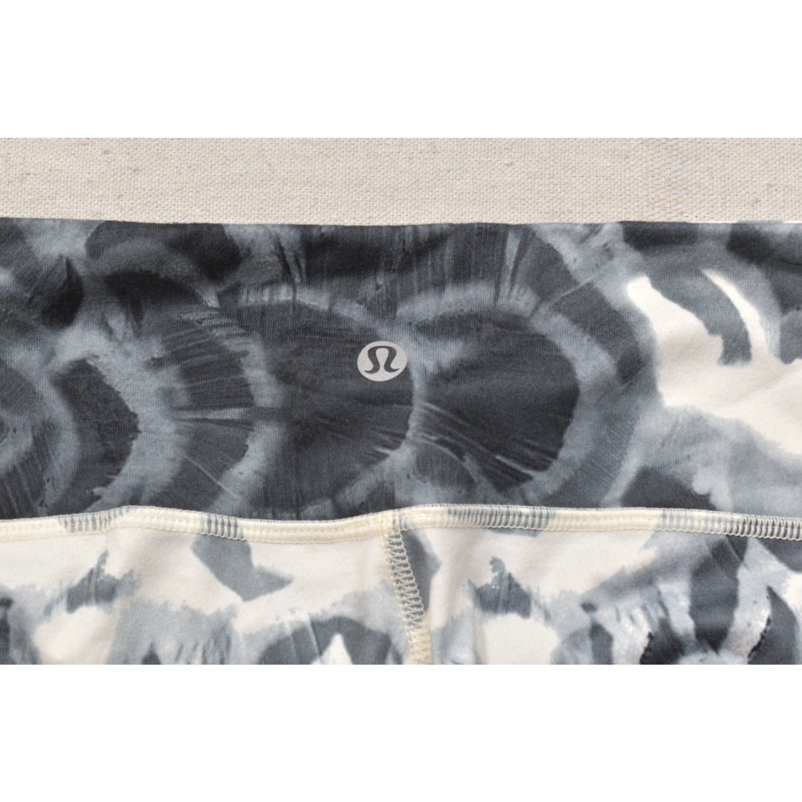 Lululemon Lululemon Wunder Under Crop II Leggings Size 4 Black White Full-On Luon Womens Crop Pants Skinny 26 in Inseam Size 27" / US 4 / IT 40 - 5 Thumbnail