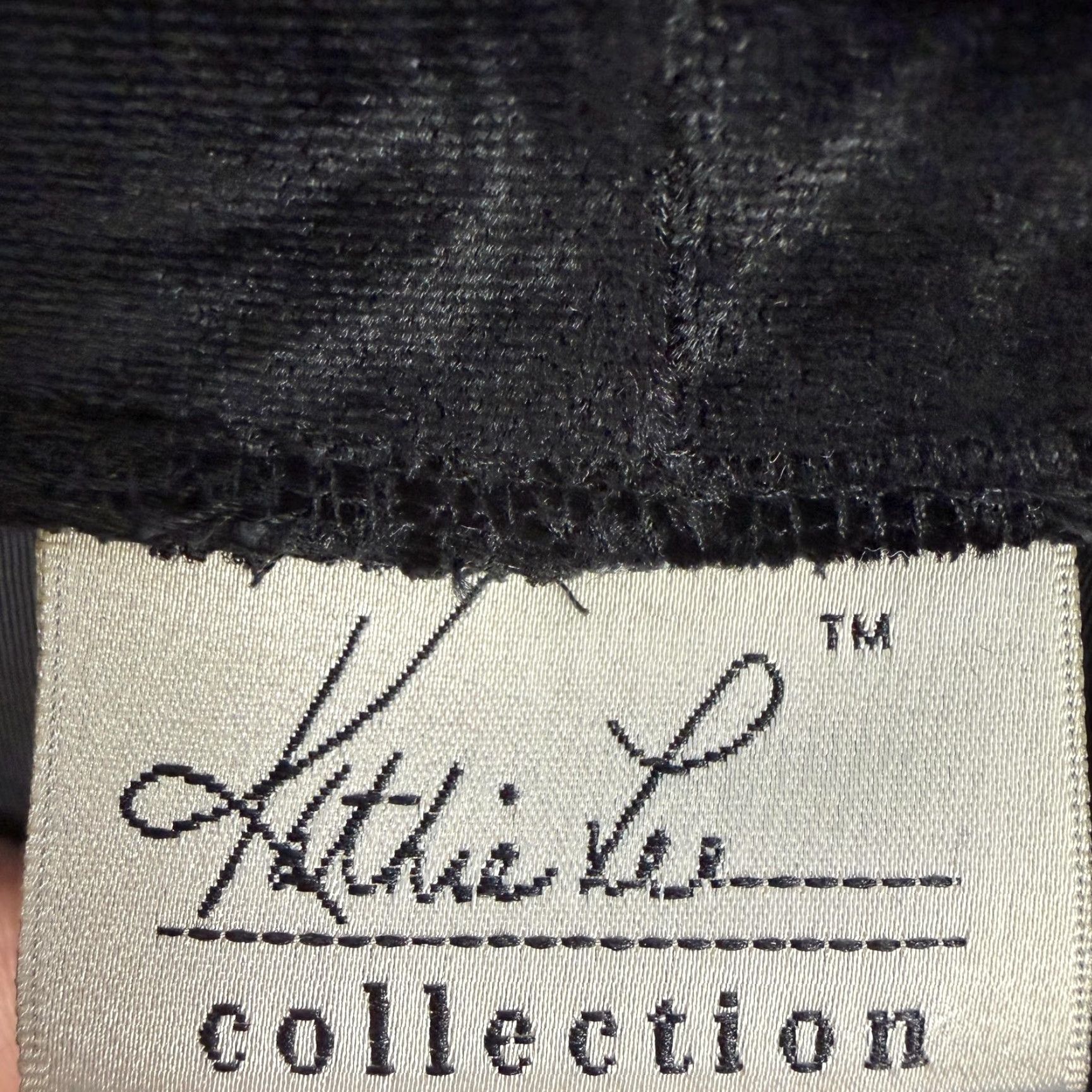 Lee VINTAGE Kathie Lee Collection Skirt M Black Velvet Midi Slim Pencil Ladies Dark Gothic Retro Slit Elastic Waist Pull On Formal Womens Size 32" / US 10 / IT 46 - 7 Thumbnail