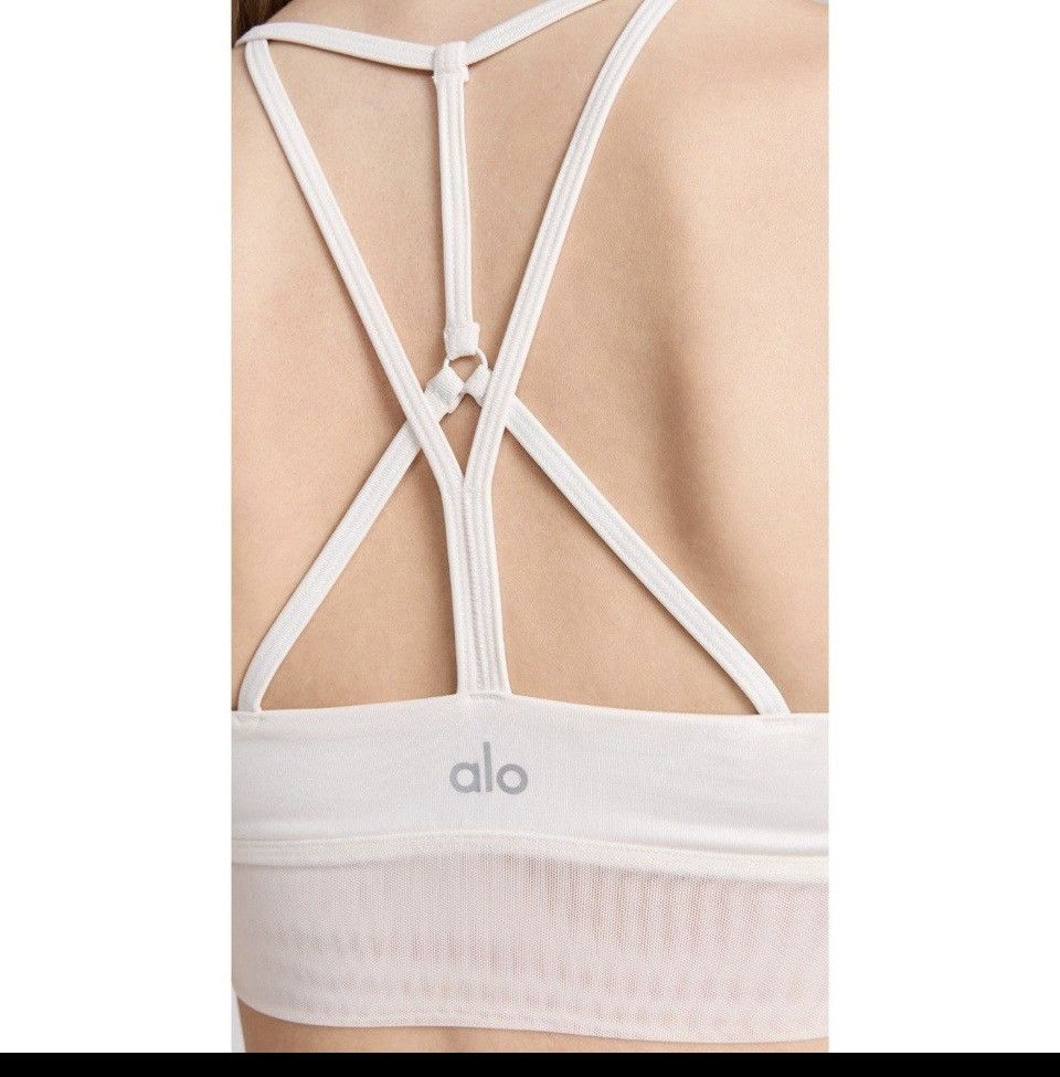 Alo Yoga Alo Yoga White Lavish Sports Bra Glossy White S NWT Size S / US 4 / IT 40 - 3 Thumbnail