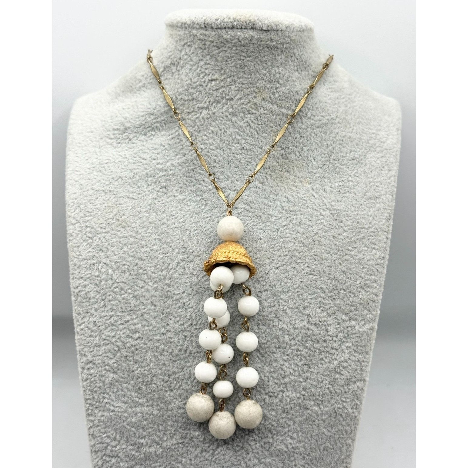 Vintage Vintage milk glass tassel pendant necklace Size ONE SIZE - 1 Thumbnail
