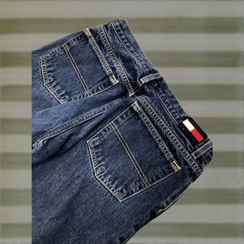 Tommy Hilfiger Tommy Jeans Big Logo Size 7 Straight Leg Womens Jeans Blue 5-Pocket Mid Rise Zip Inseam 28in Regular fit Size 28" / US 6 / IT 42 - 1 Thumbnail