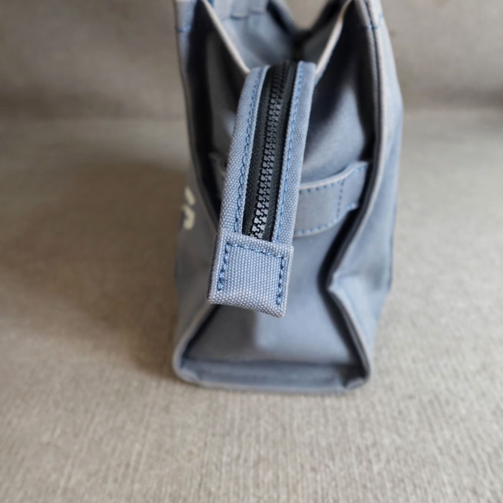 Marc Jacobs VINTAGE Marc Jacobs The Tote Bag Blue Canvas Zip Top Tote Bag Womens Large Blue Canvas Zip Top Inner Pockets 90s? Size L / US 10 / IT 46 - 4 Thumbnail