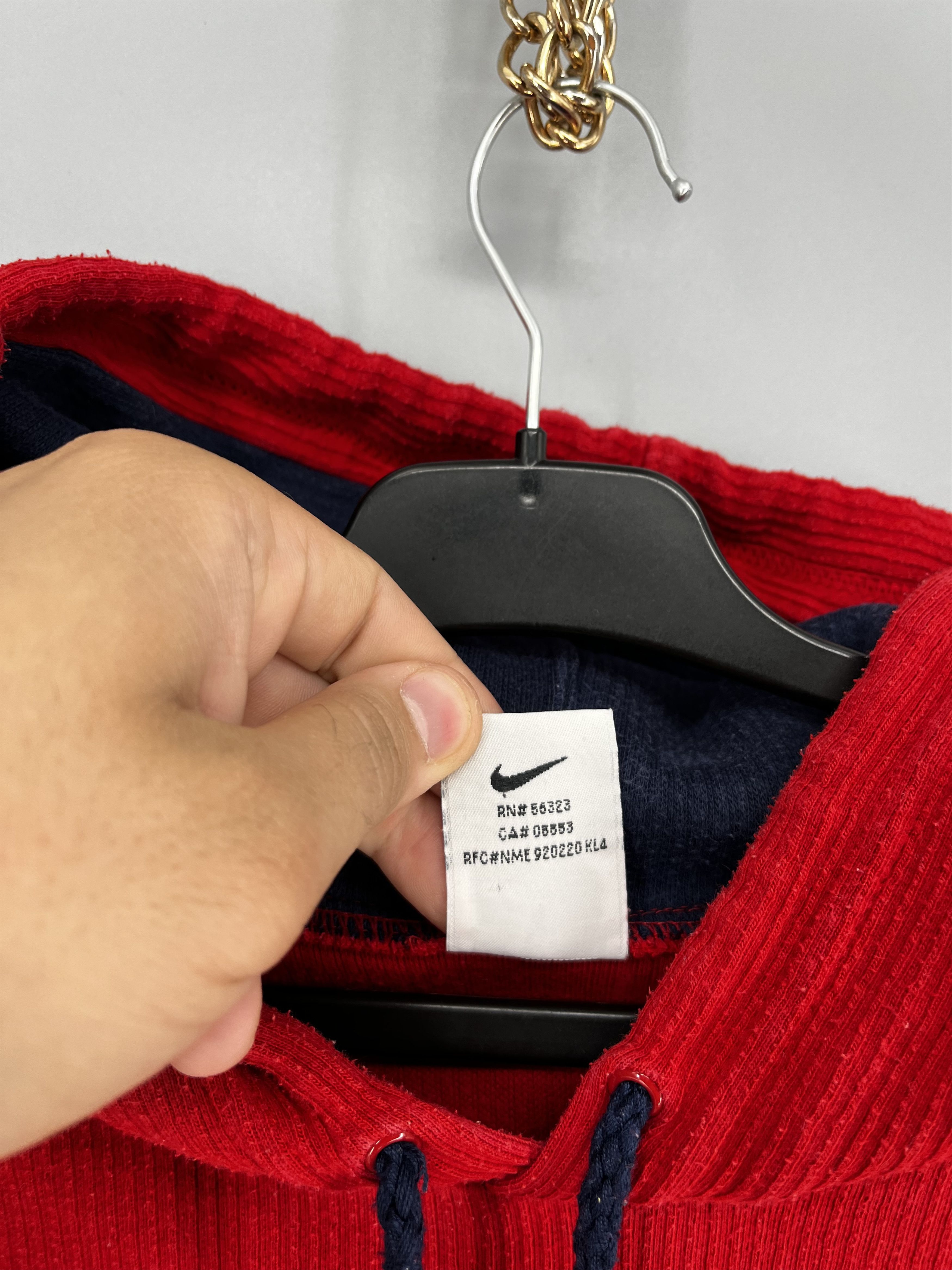 Nike Rare Vintage Nike Hoodie – Essential 2000s Streetwear (L) Size US L / EU 52-54 / 3 - 11 Thumbnail